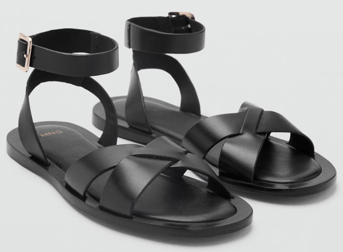 Las sandalias de piel con tira y hebilla en color negro de Mango