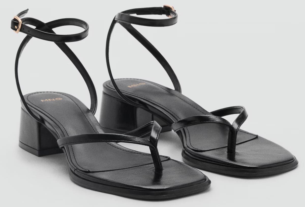 Las sandalias con tiras y tacón en color negro de Mango