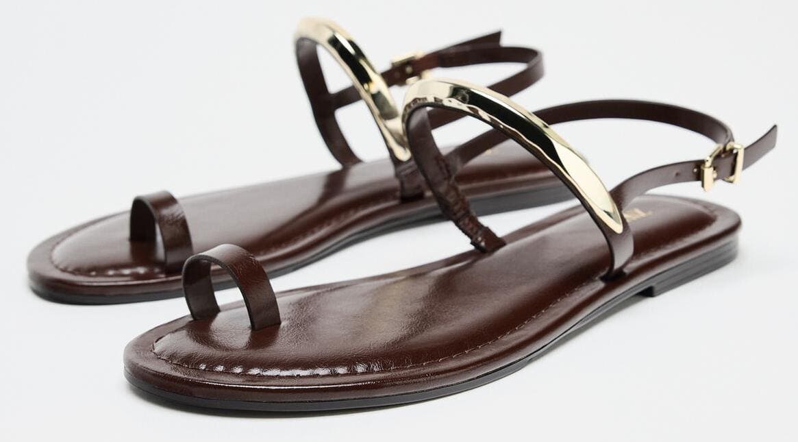 Las sandalias planas con aplique metálico en color marrón chocolate de Zara