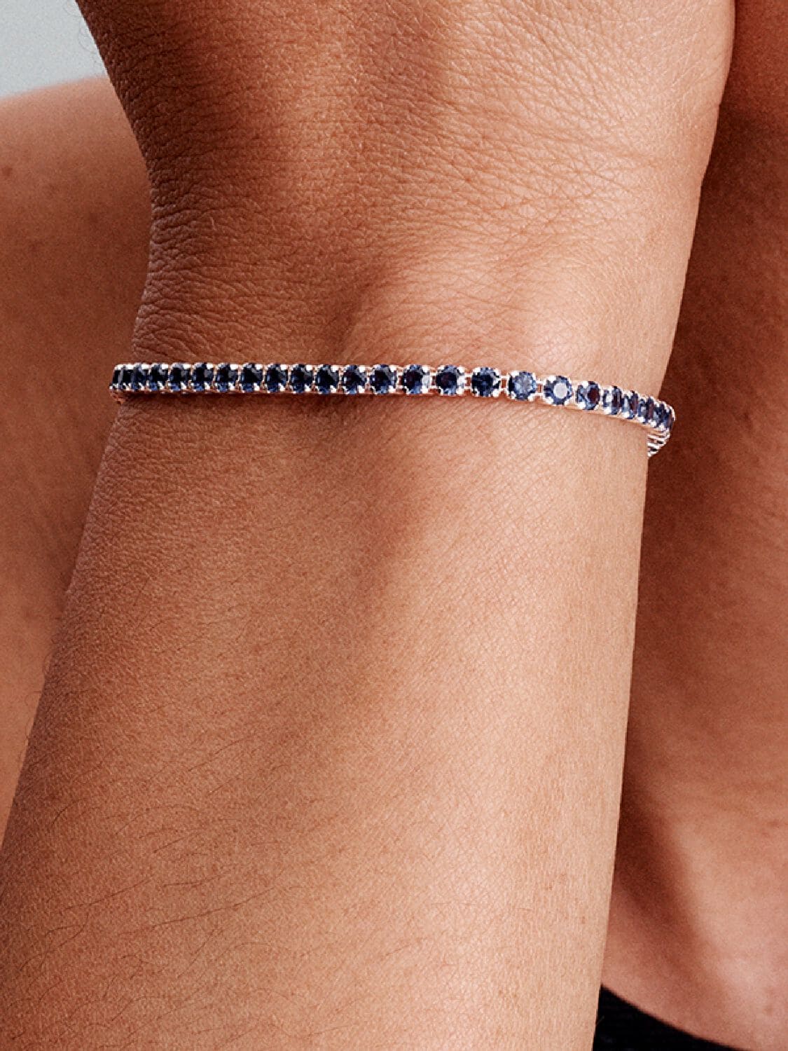 La pulsera Tenis Azul Brillante en plata de primera ley de Pandora