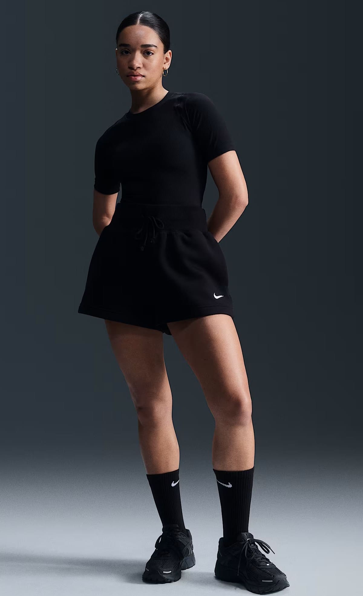 Los pantalones cortos de talle alto y ajuste holgado Nike Sportswear Phoenix Fleece en color negro