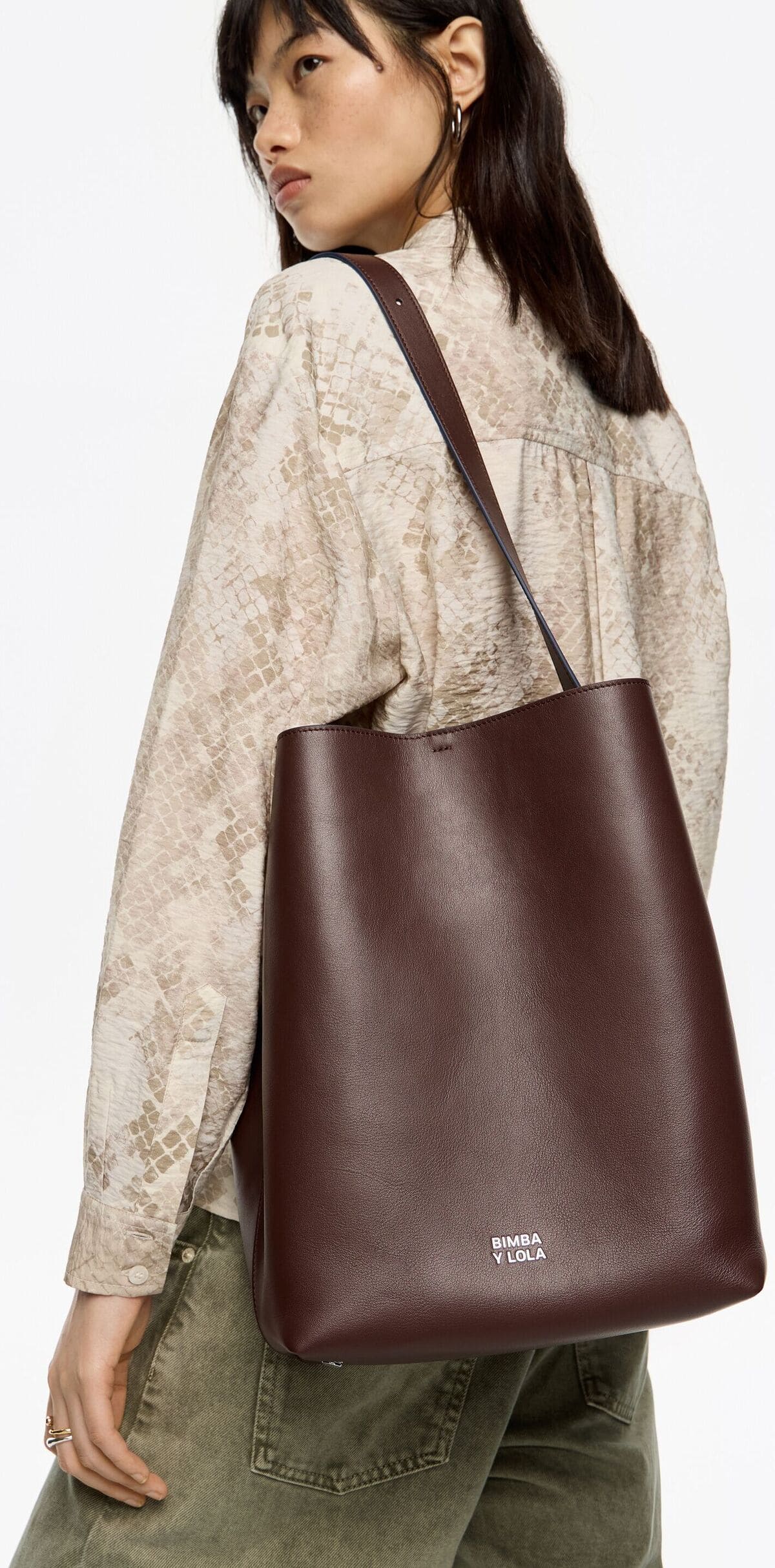 El nuevo bolso Carlino grande de piel en color marrón chocolate de Bimba y Lola