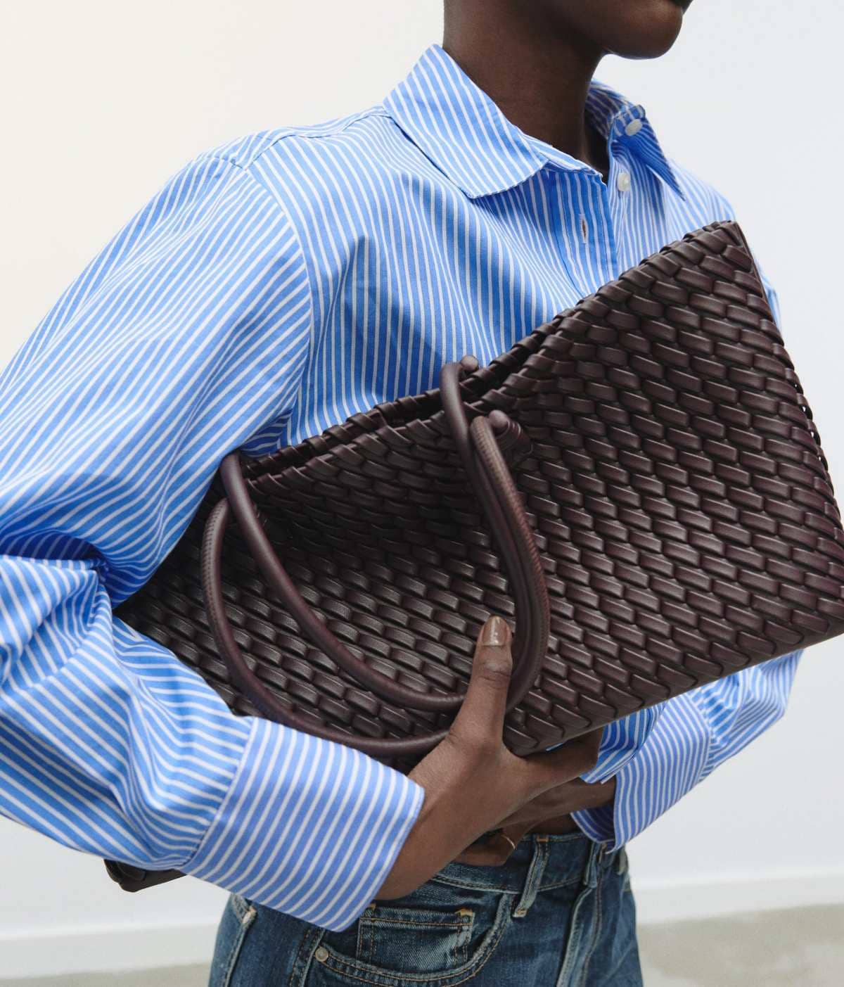 Shopper alargado trenzado de Zara