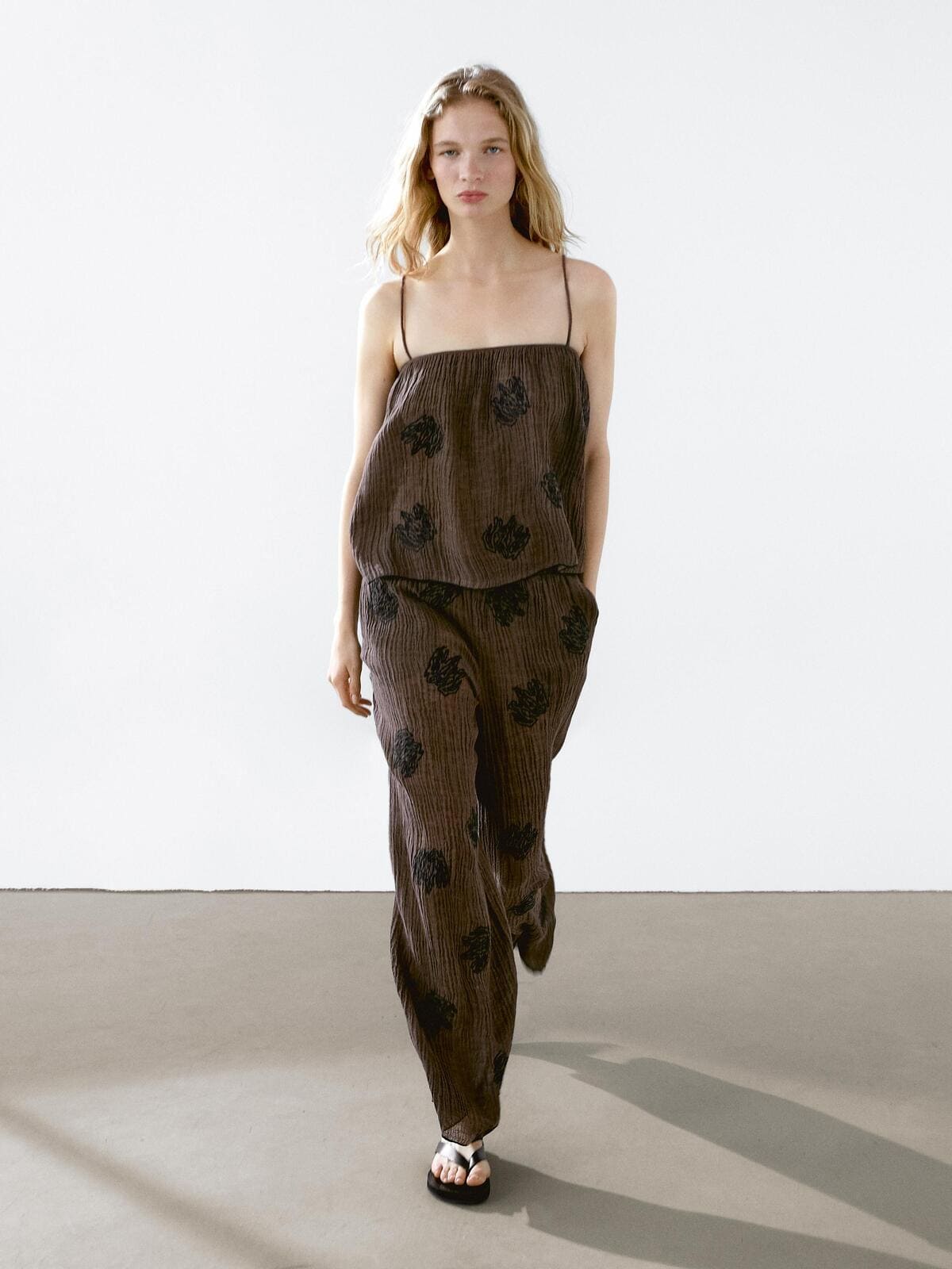 Pantalón fluido de textura con detalle bordado