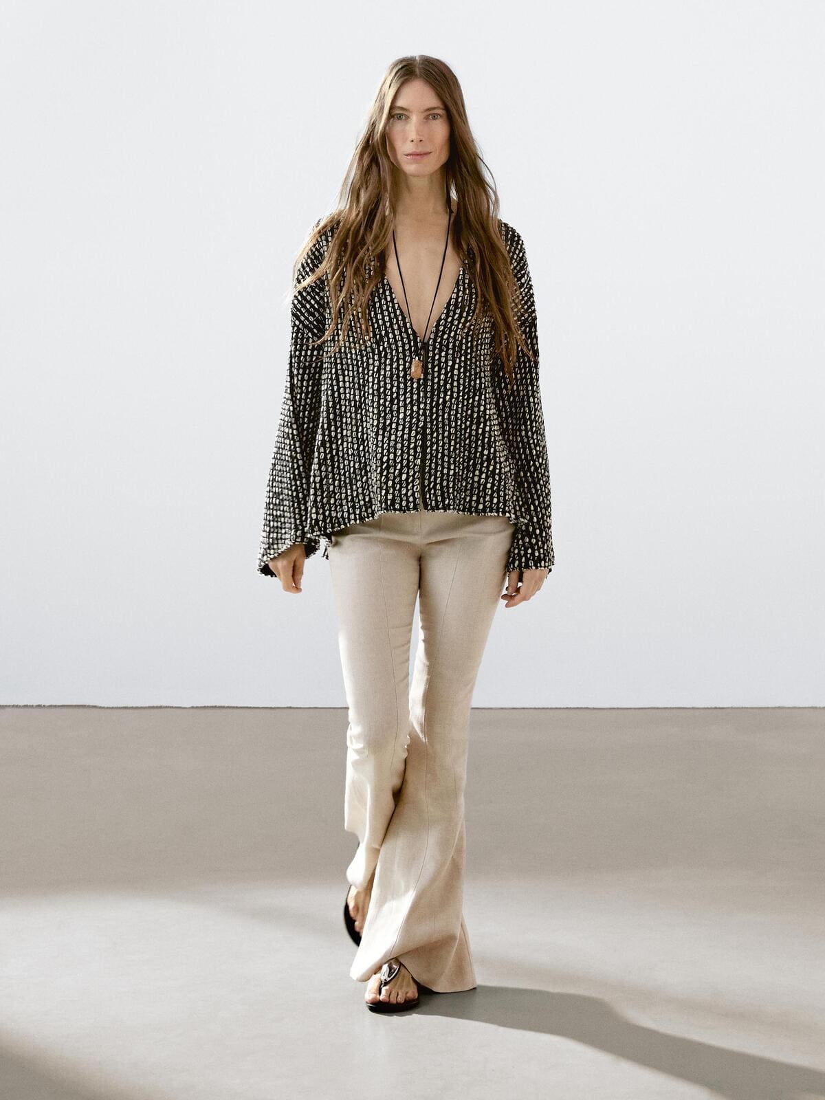 Pantalón flare fit con cintura a contraste