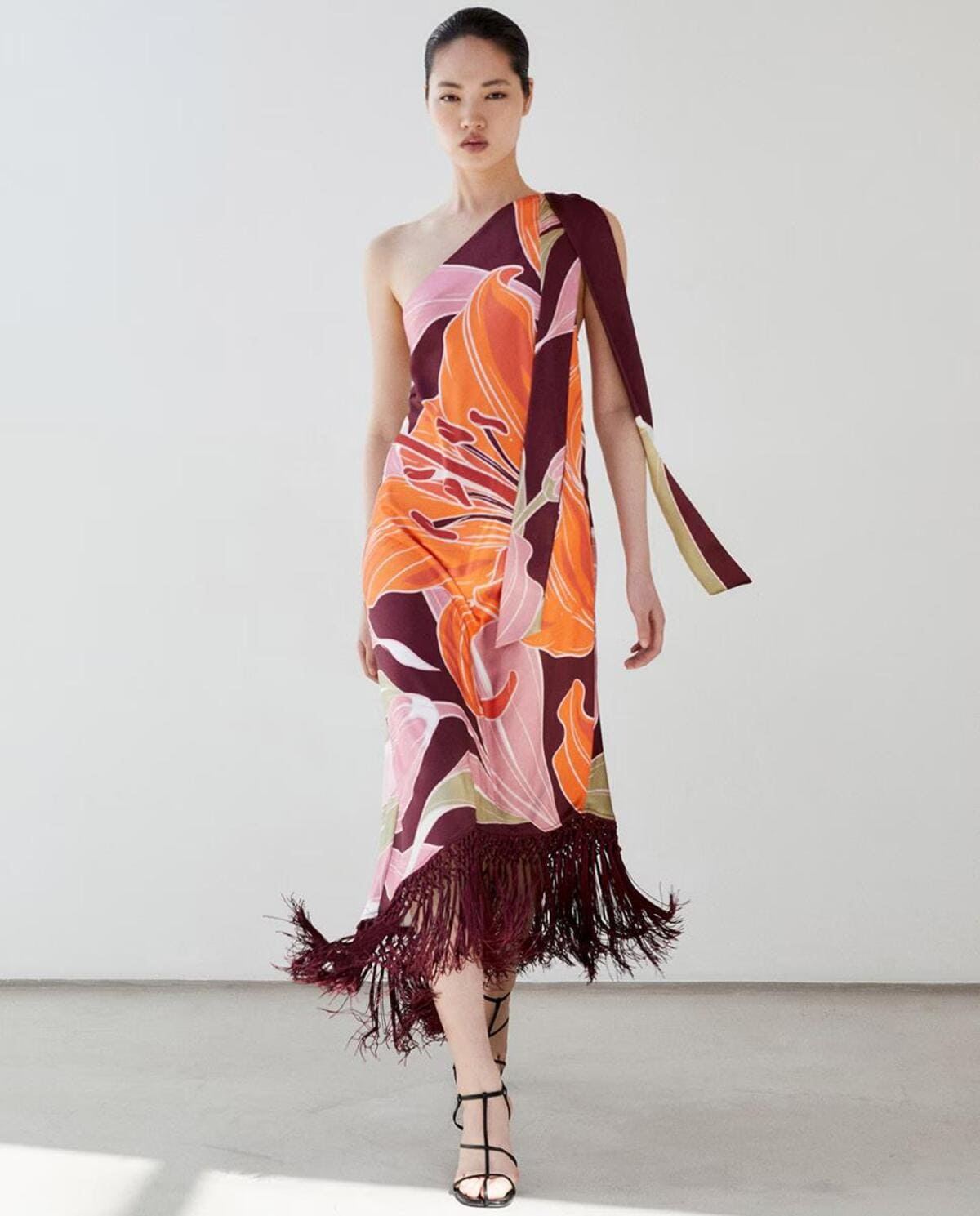 Vestido satinado con detalle de flecos