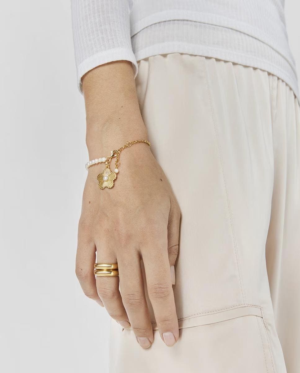 Pulsera Iris Motif con flor bañada en oro de 18 kt sobre plata con perlas