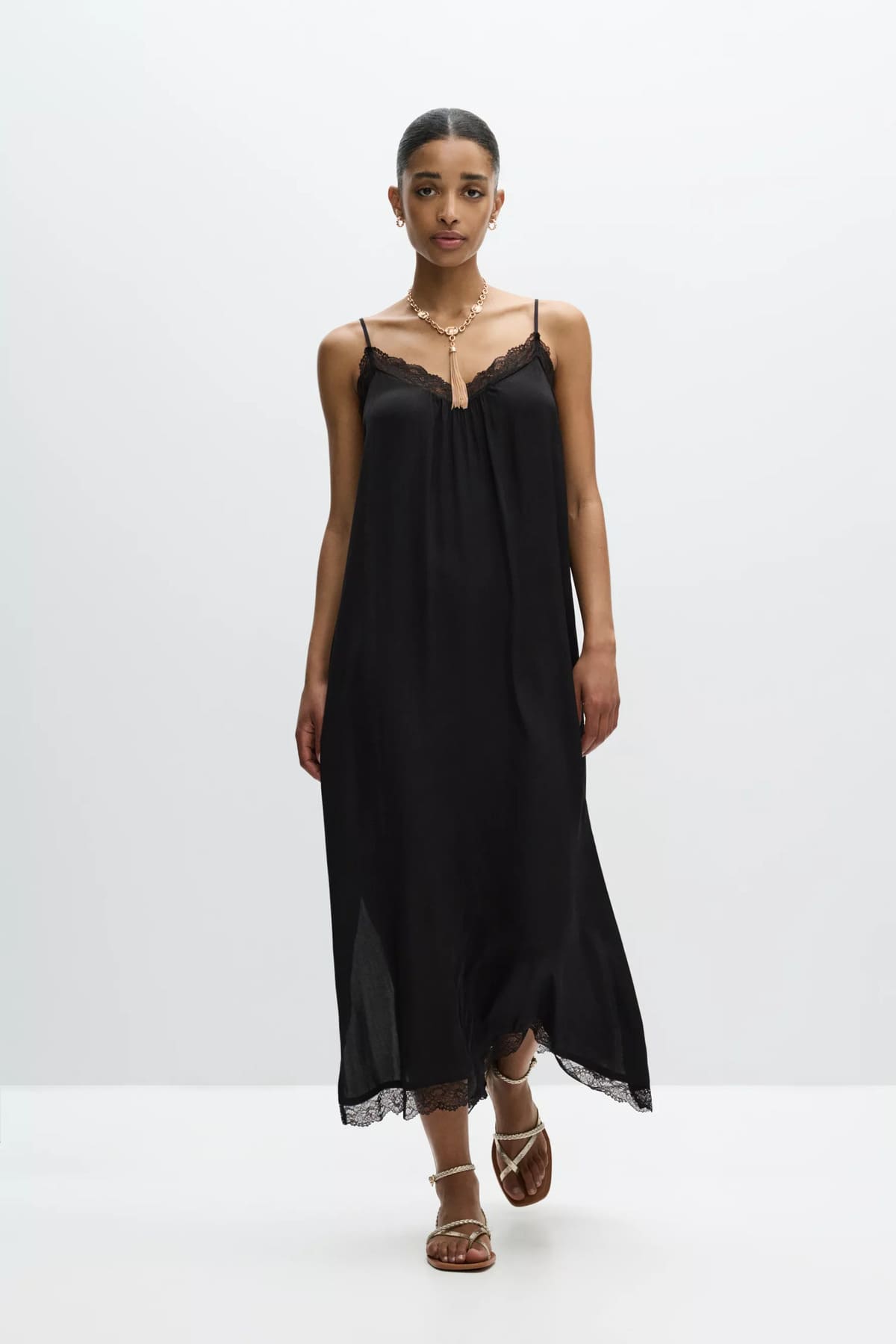 Vestido midi con detalles de encaje