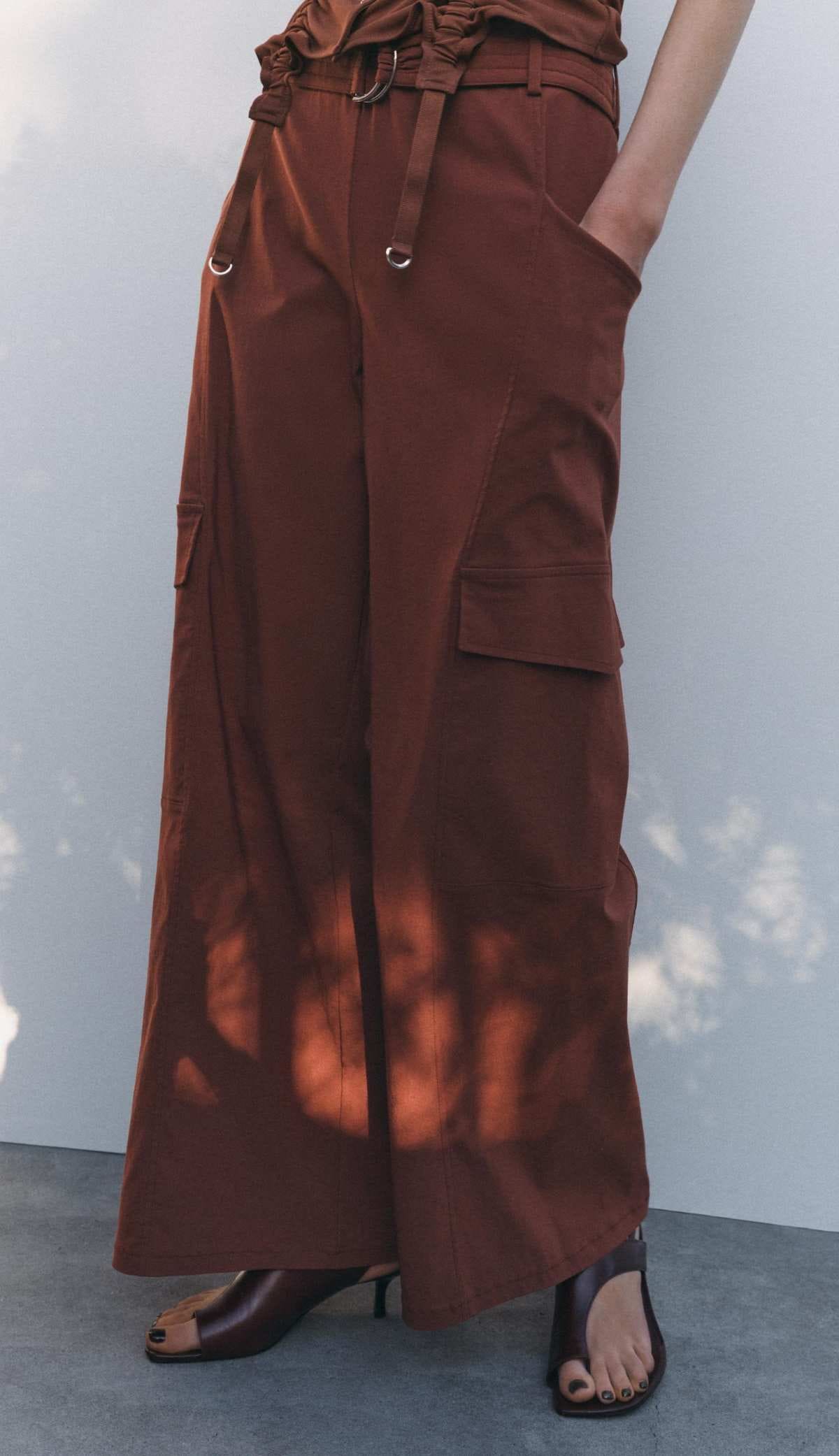 Pantalón cargo relaxed cinturón de Zara