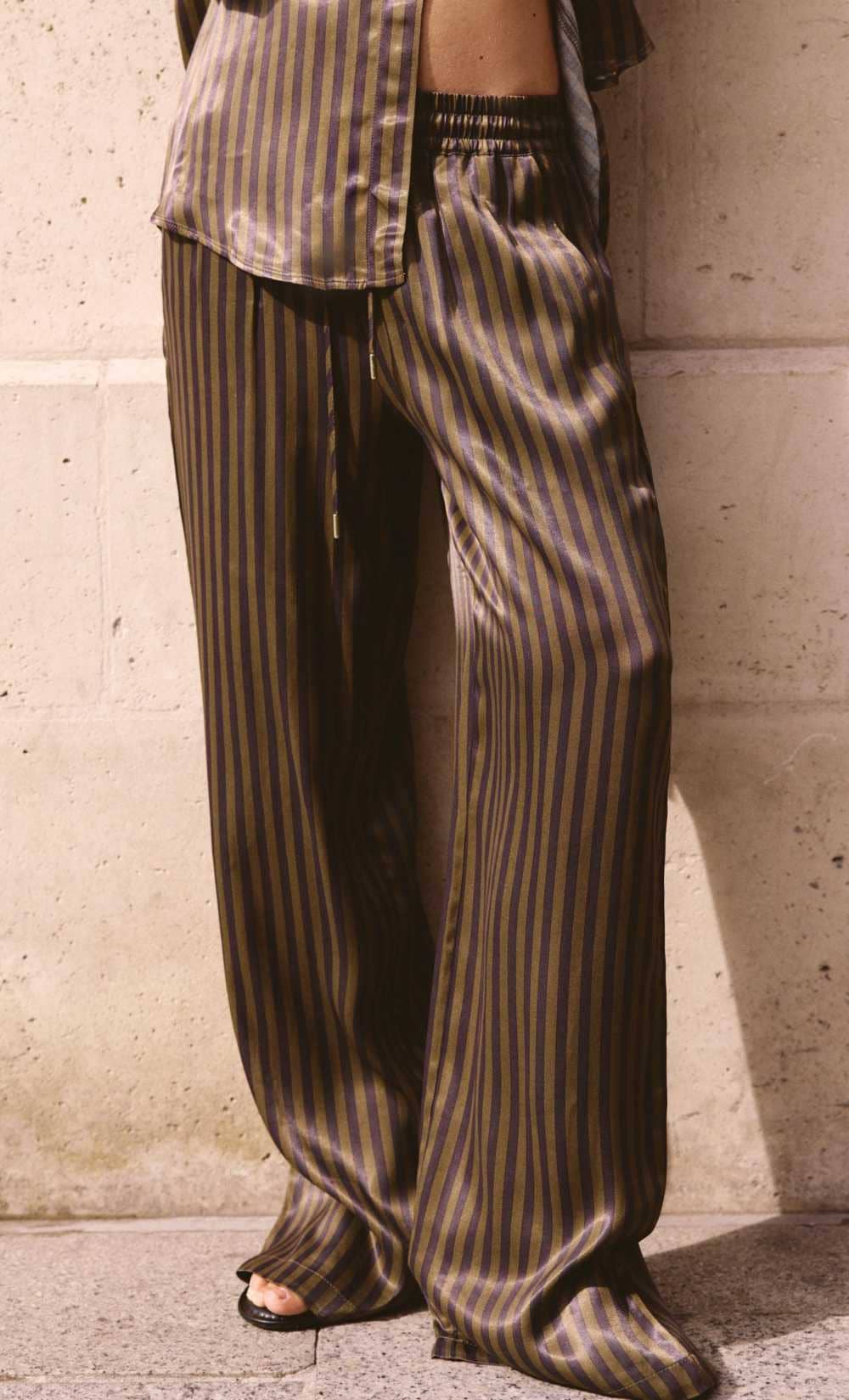 Pantalón satinado rayas de Zara