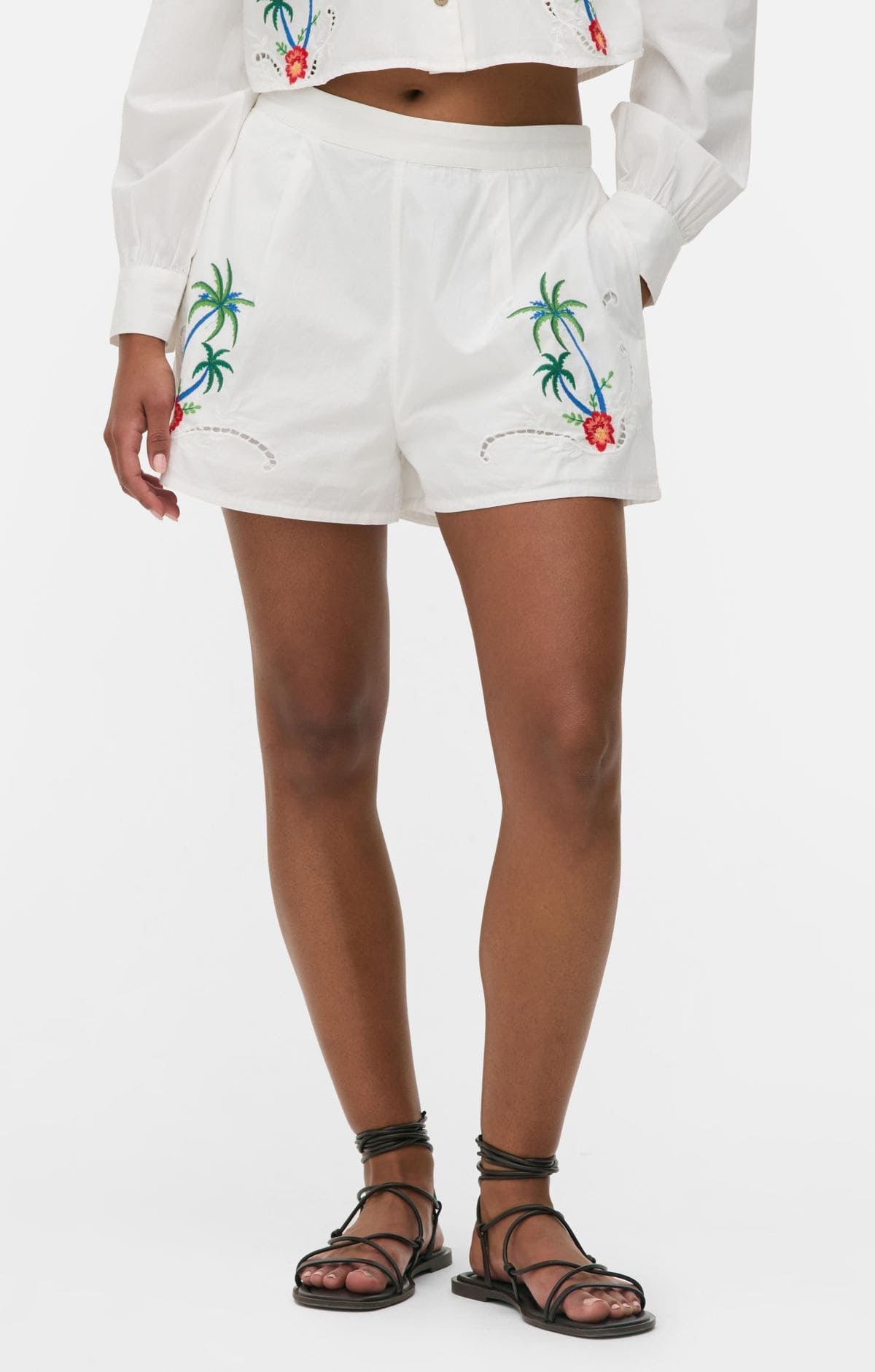 Pantalones cortos bordados con diseño tropical de Primark