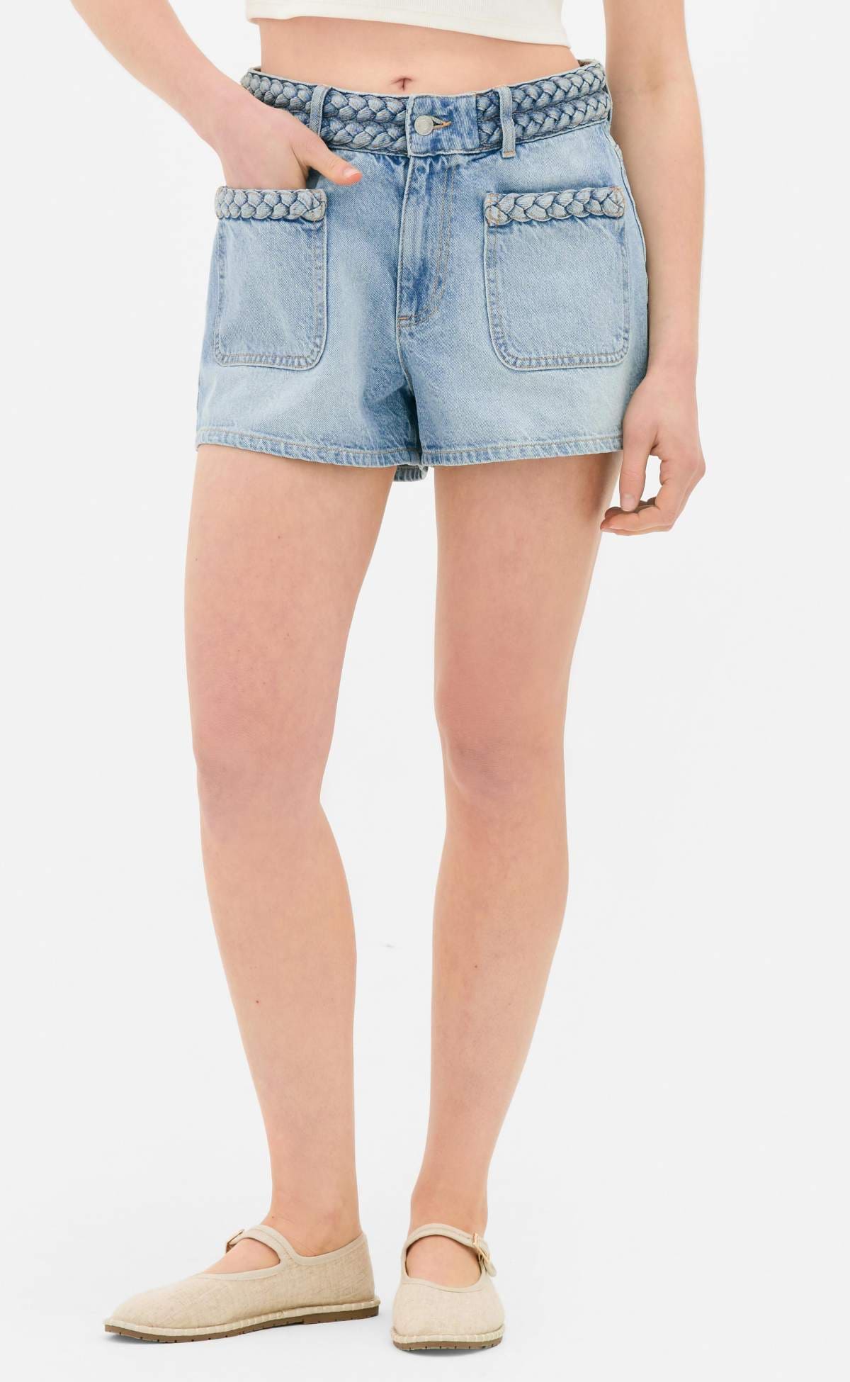 Pantalones vaqueros cortos con detalle trenzado de Primark