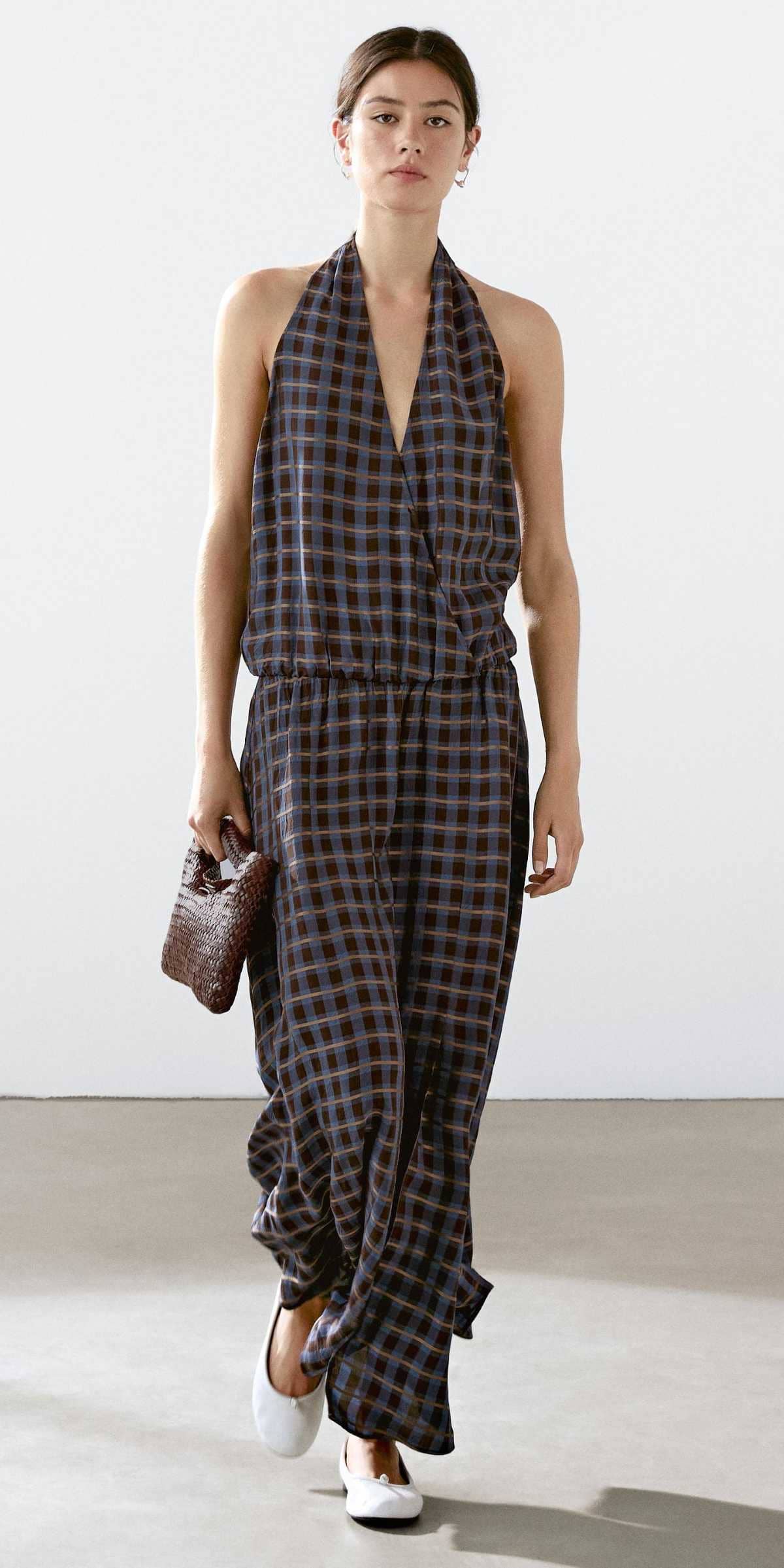 Vestido largo vuelo cuello halter estampado de Massimo Dutti