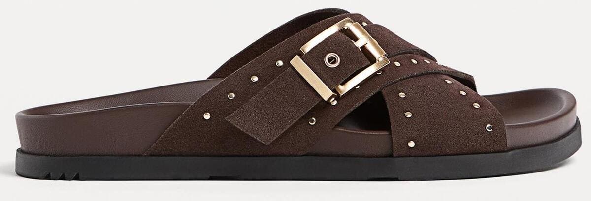 Las sandalias planas de piel con tachas en color marrón de Stradivarius