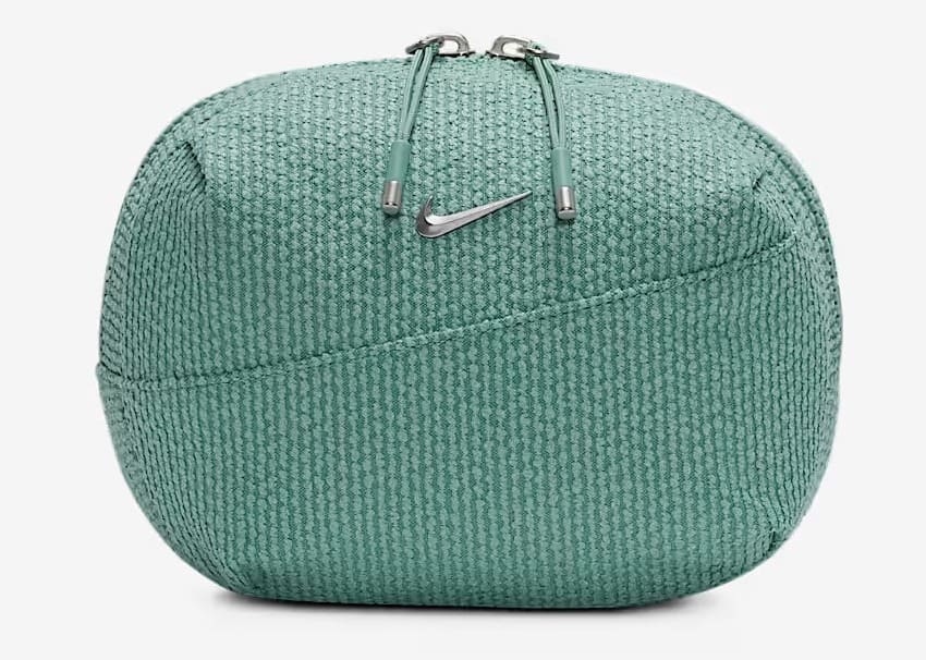 El nuevo bolso tipo bandolera en color azul turquesa Nike Aura