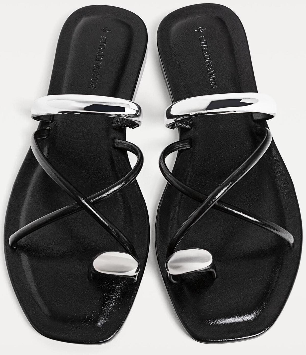 Las sandalias planas con detalle metálico en color negro de Stradivarius