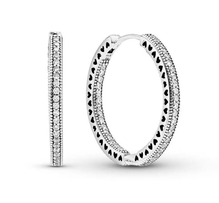 Pendientes grandes de aro en plata de ley con detalle de corazones