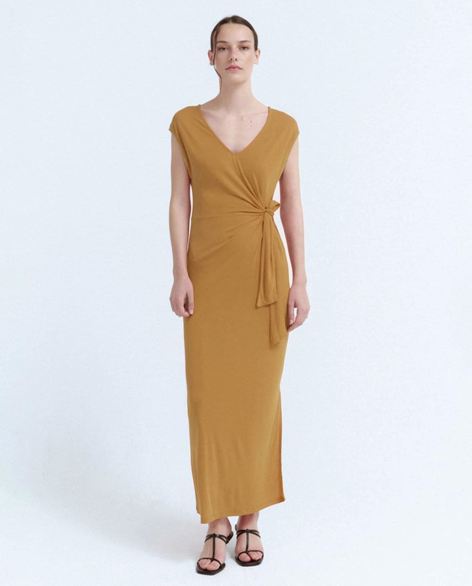 Vestido largo con cuello de pico y detalle de lazada