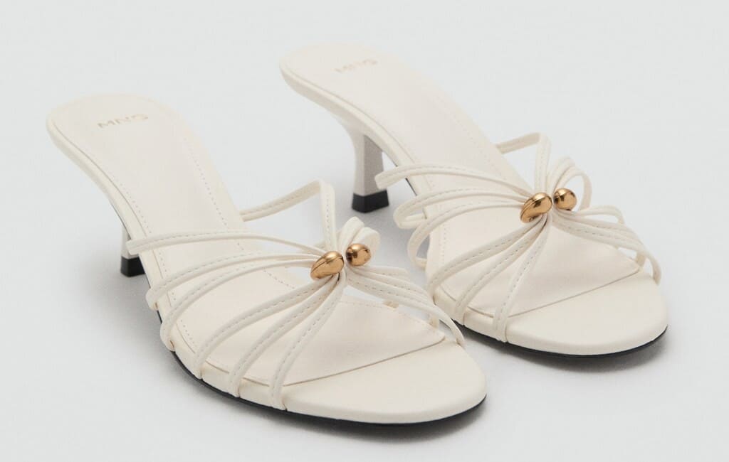 Sandalia tacón kitten detalle metálico de Mango