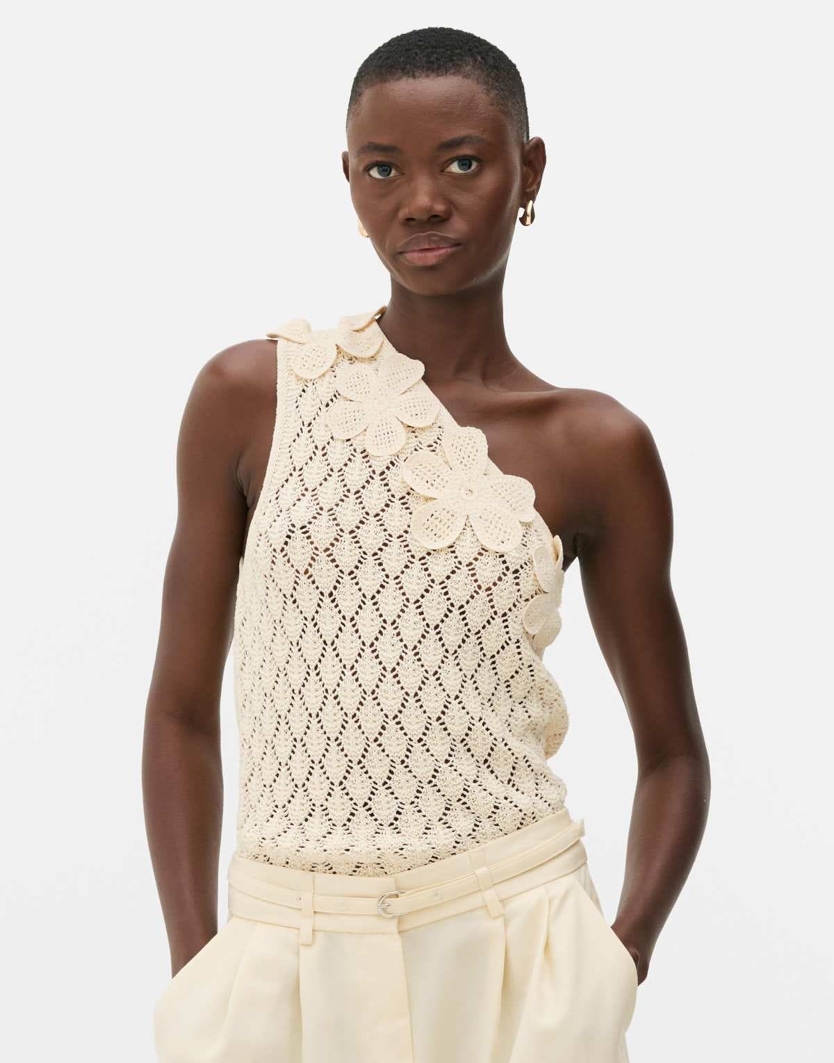 Top de crochet floral asimétrico de Primark