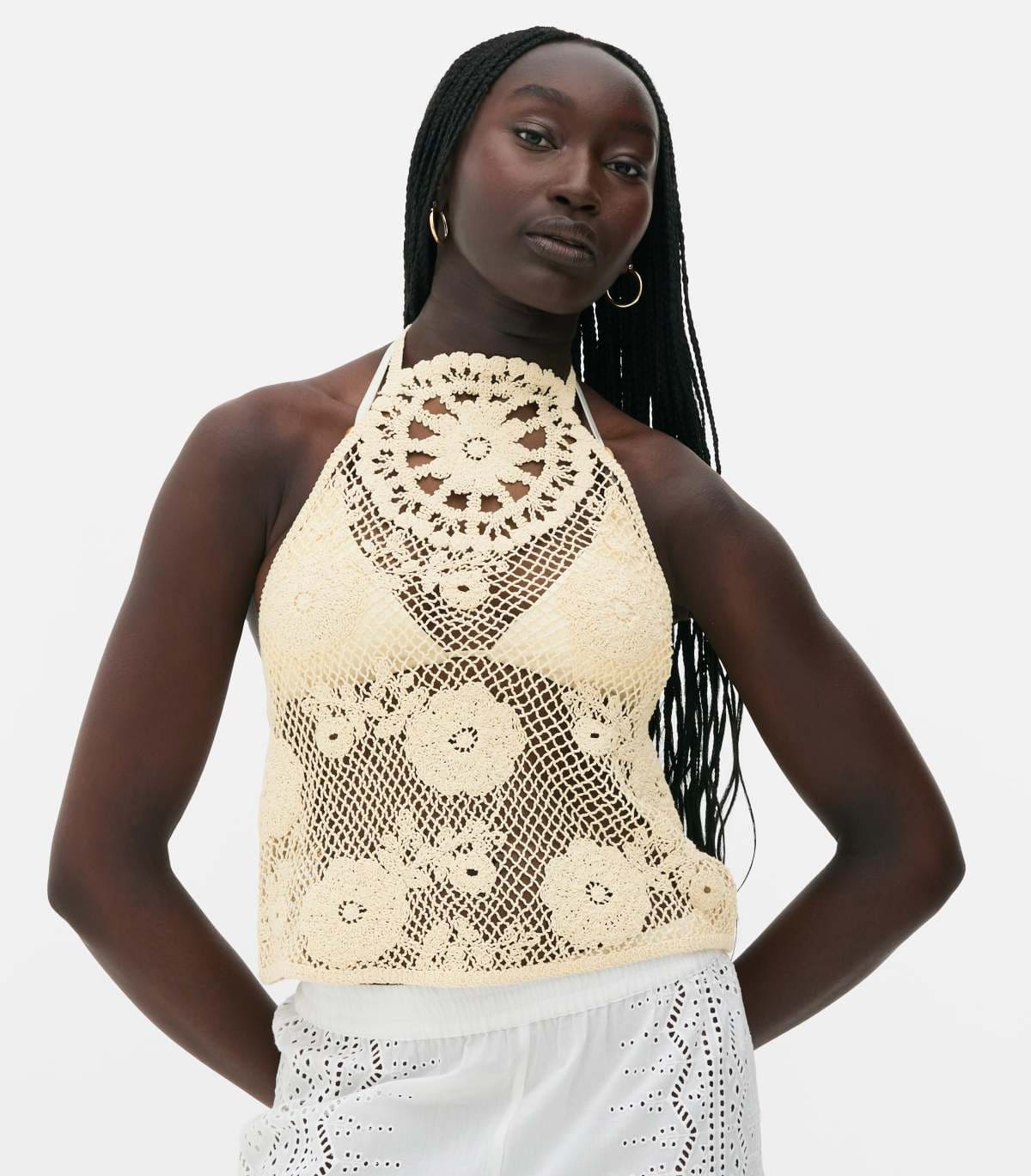 Top de crochet floral atado al cuello de Rita Ora de Primark