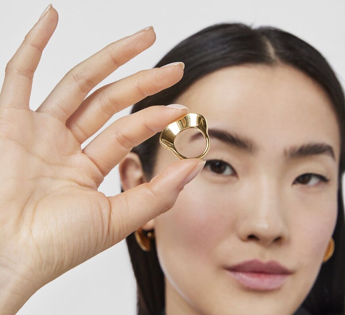 El anillo grande con baño de oro de 18 kt sobre plata Gregal de Tous