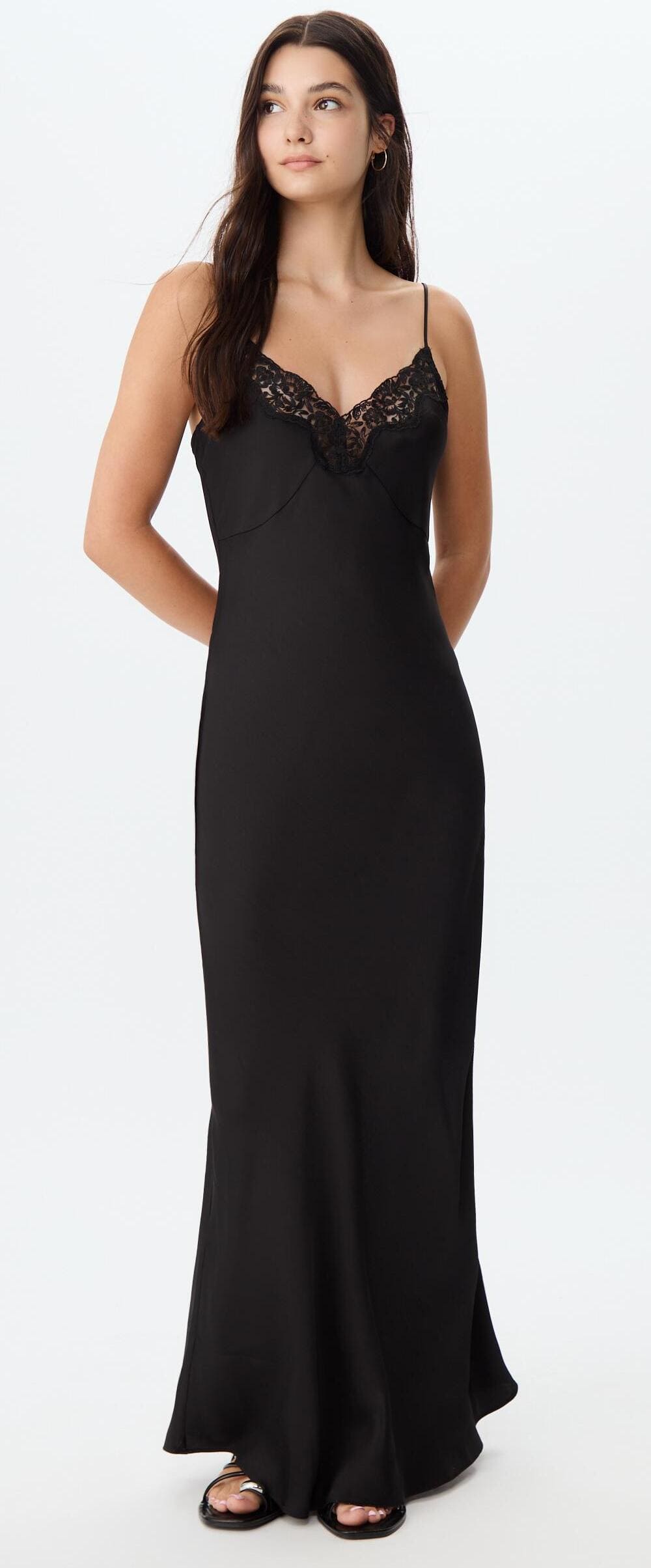 El vestido lencero largo satinado en color negro de Stradivarius