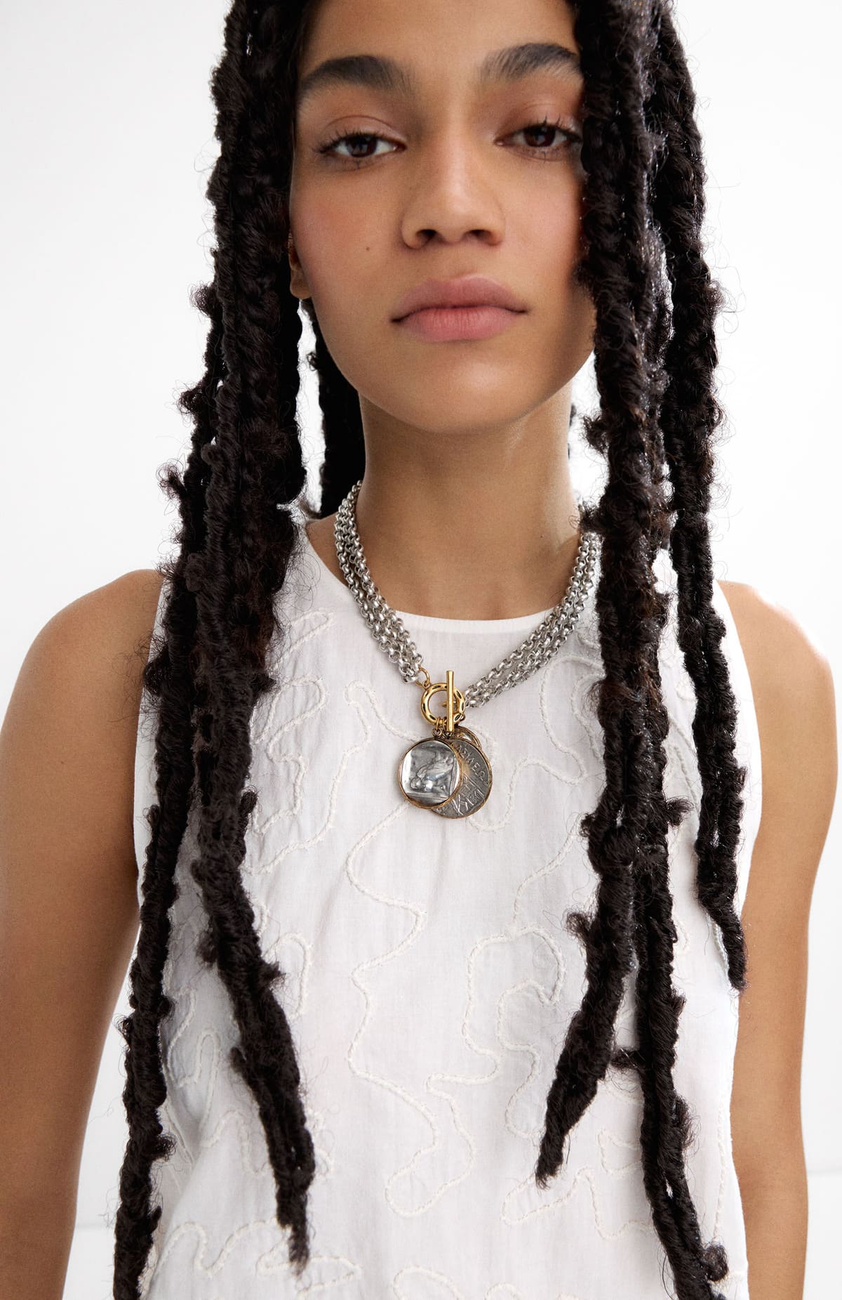 El nuevo collar de cadena ancho con medallas de Parfois