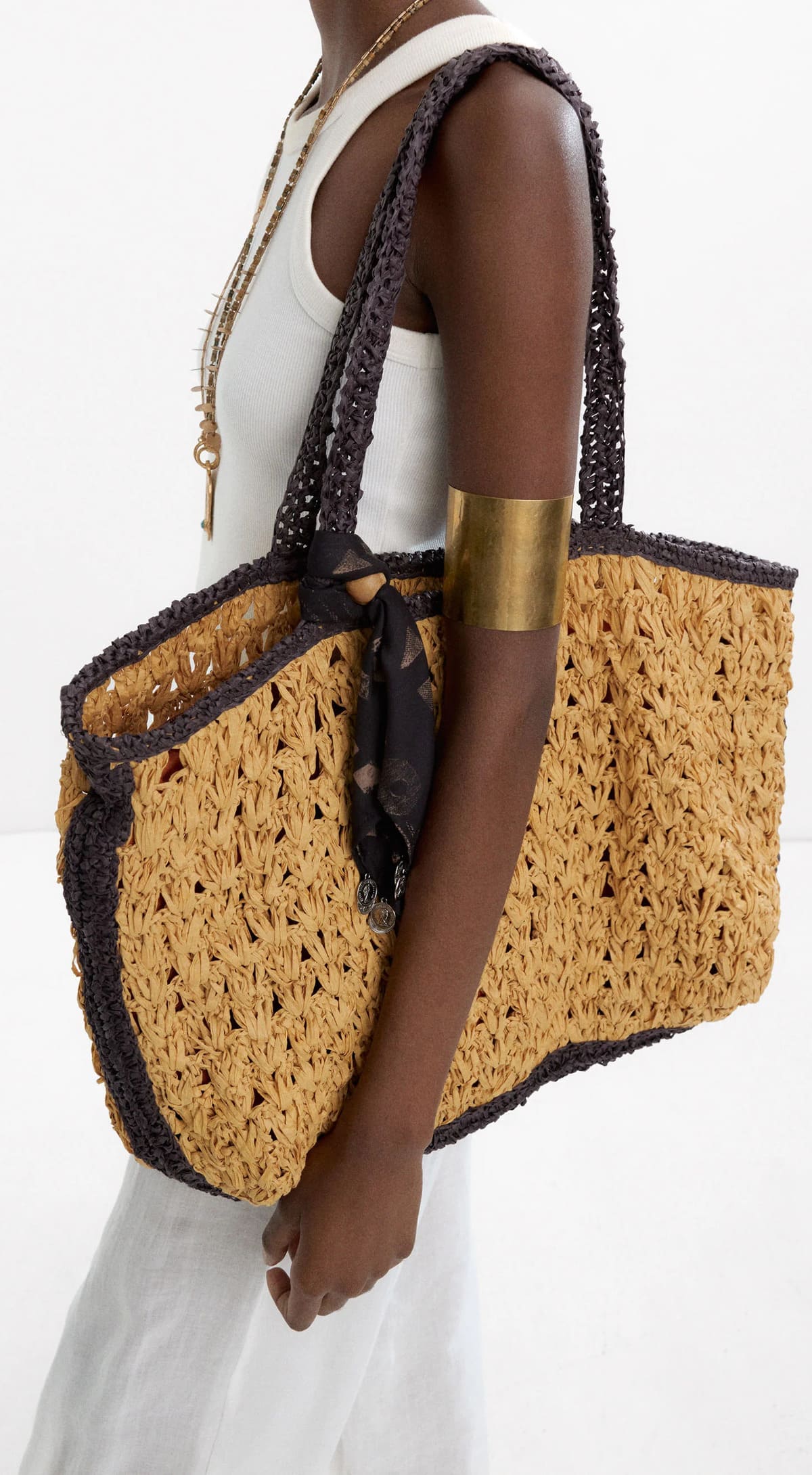 El nuevo bolso shopper trenzado en color natural de Parfois