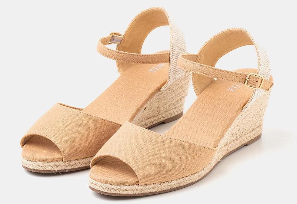 Las sandalias abiertas con cuña para mujer TEX en color beige de Carrefour