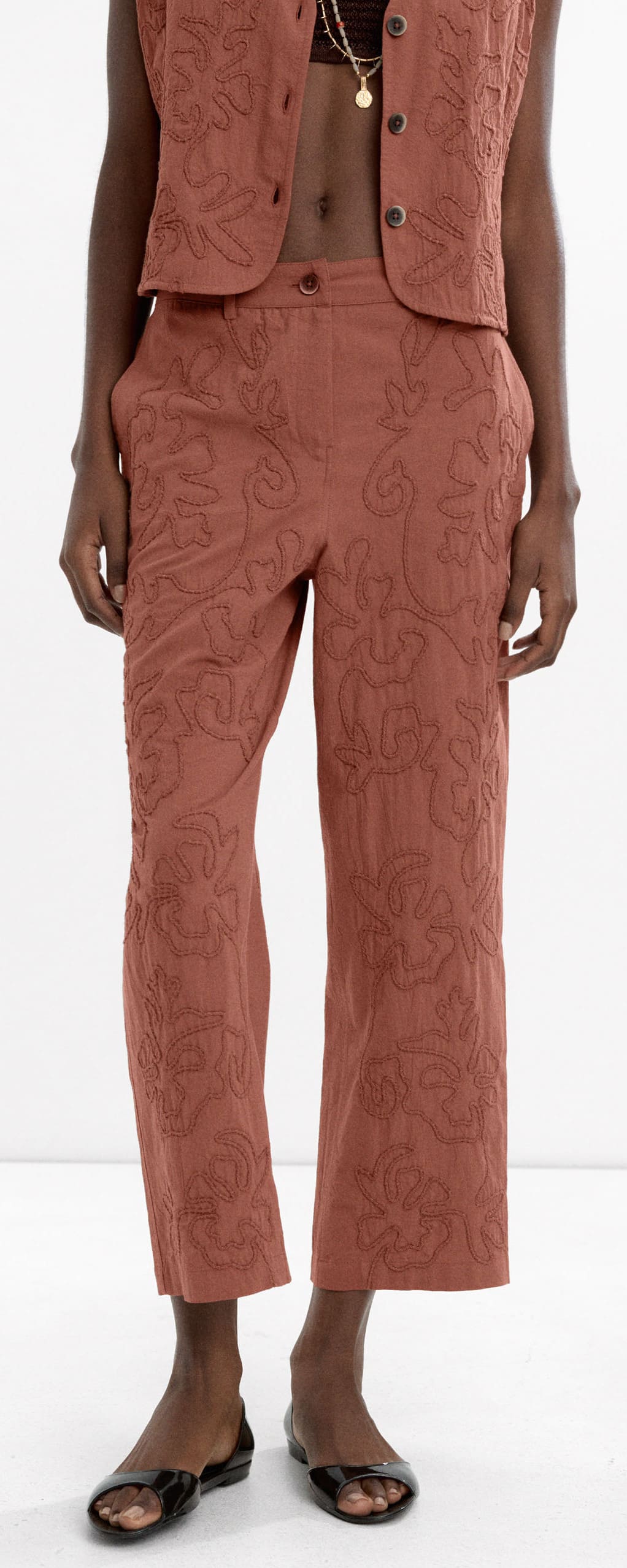 El nuevo pantalón con bordados en color marrón de Parfois