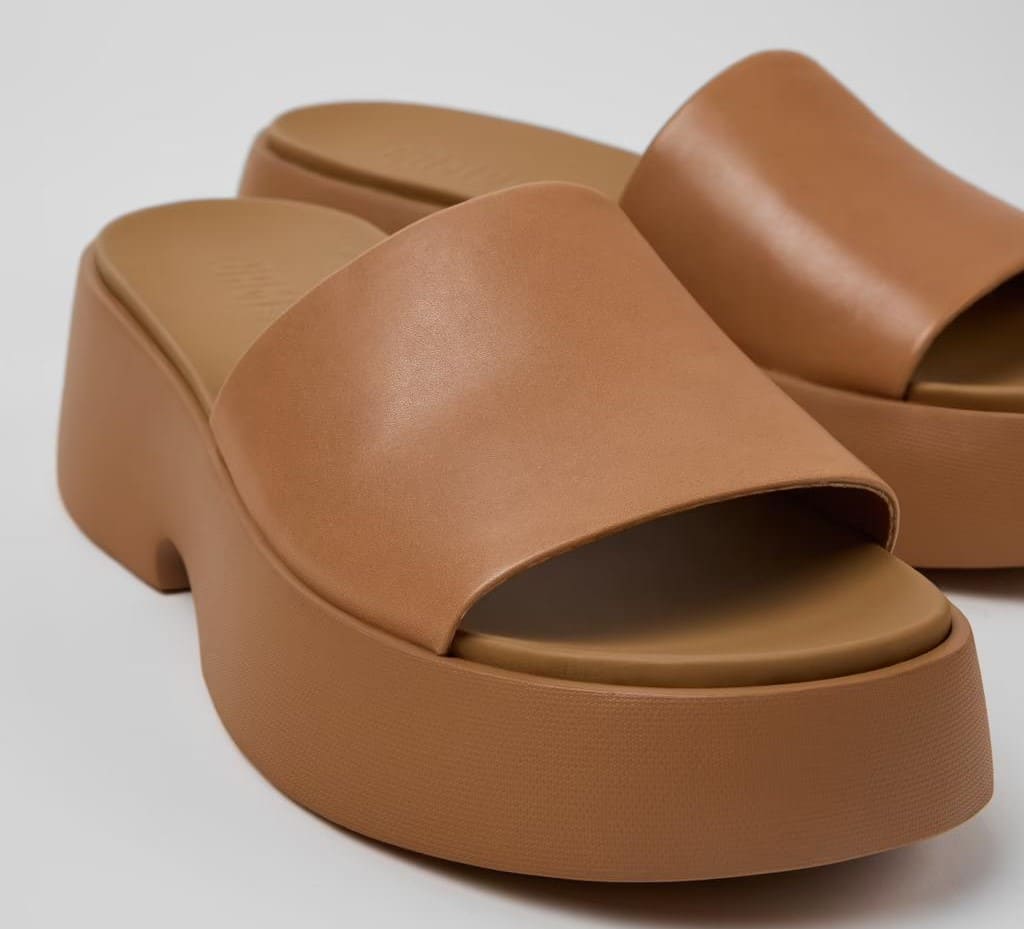 Sandalias de piel, Tasha