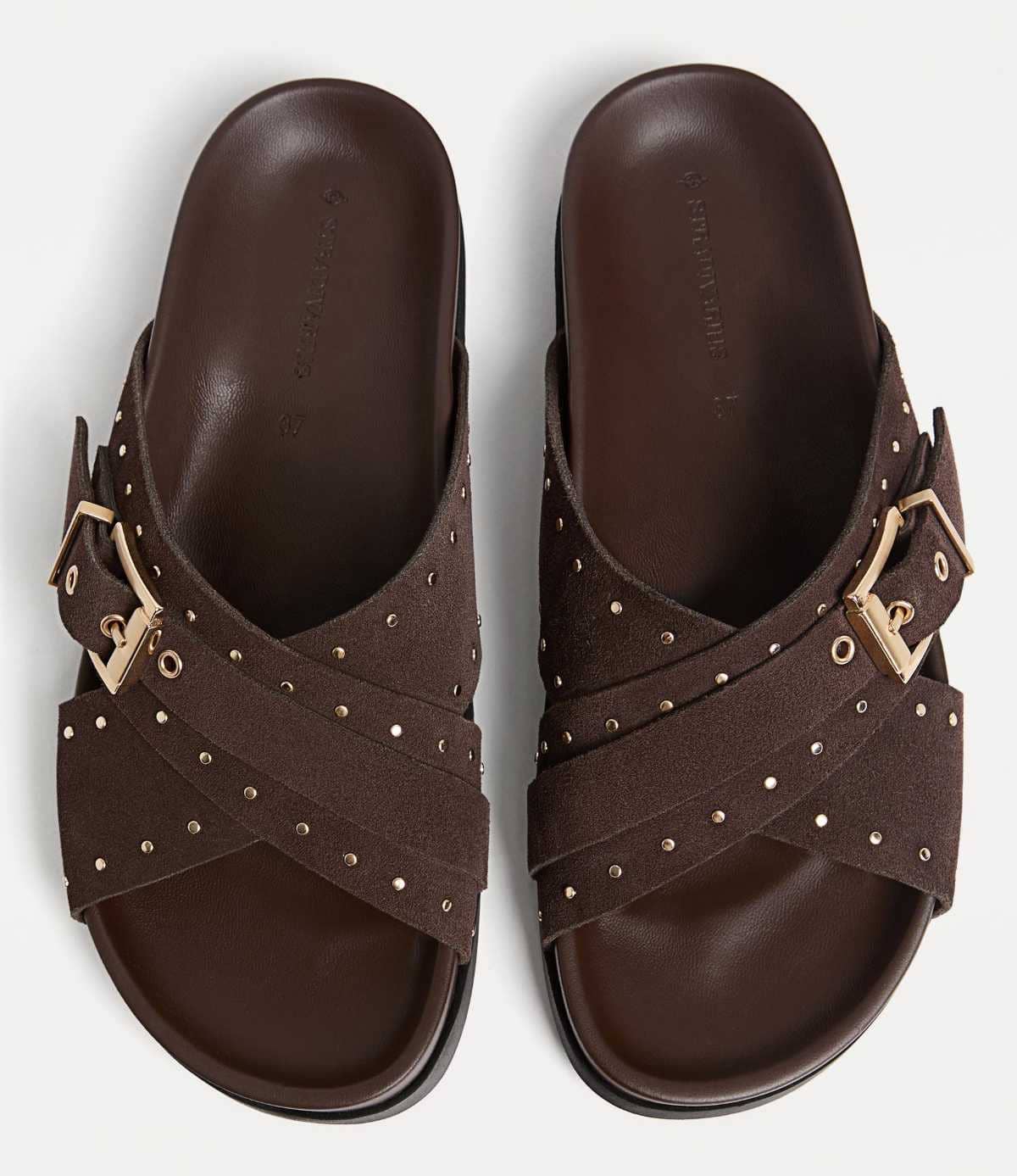 Sandalia plana piel tachas de Stradivarius