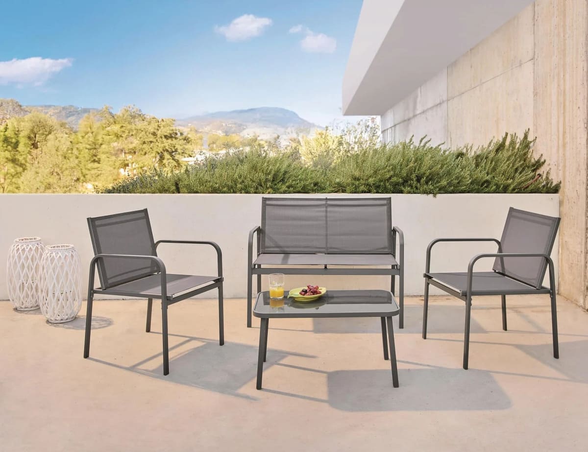 El conjunto de jardín con mesa, dos sillas y banco Antalya de Carrefour