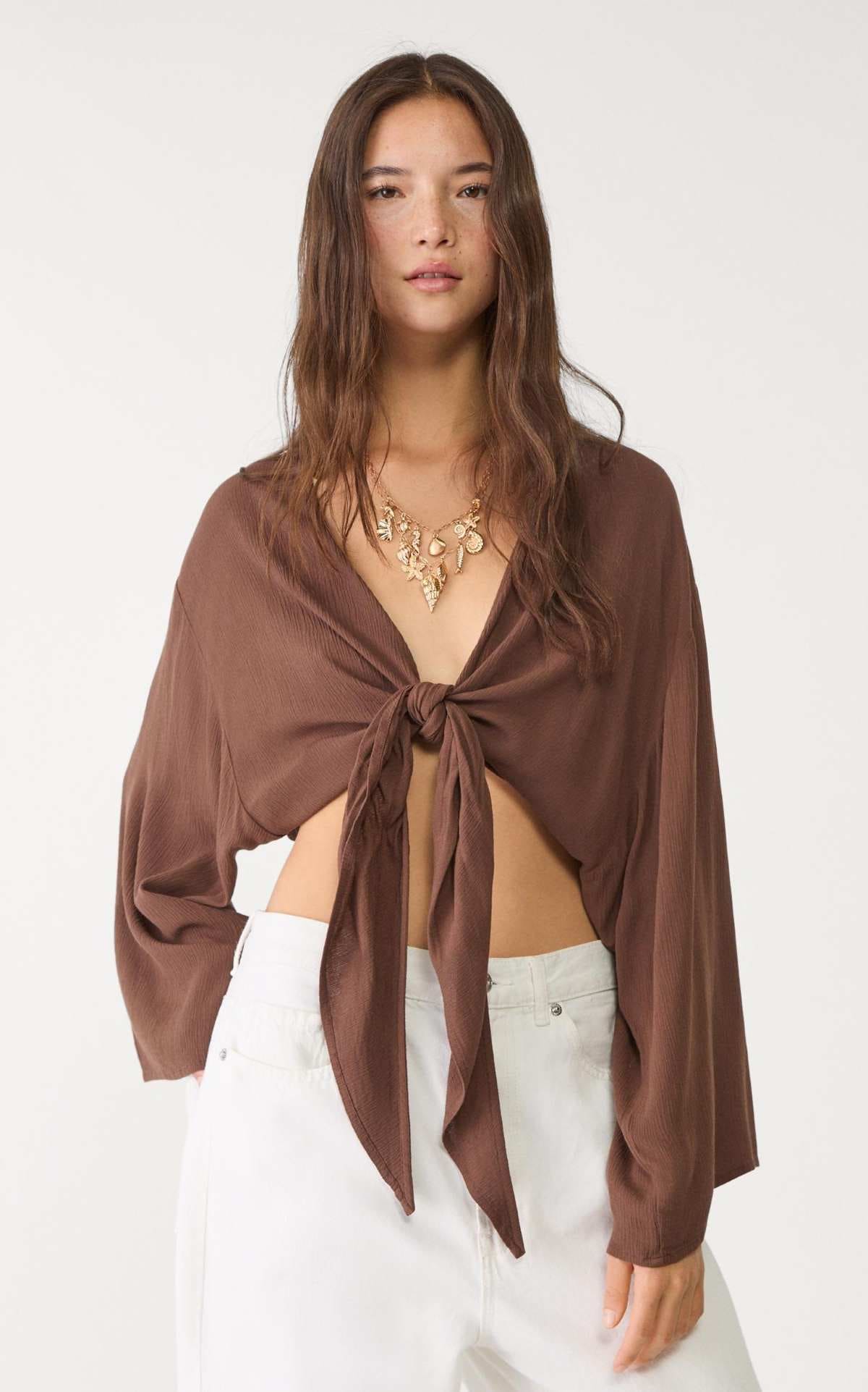 Blusa fluida nudo de Stradivarius