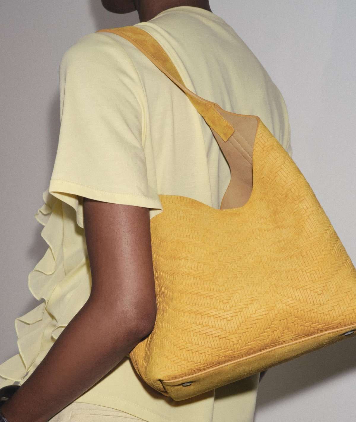 Bolso trenzado serraje de Zara