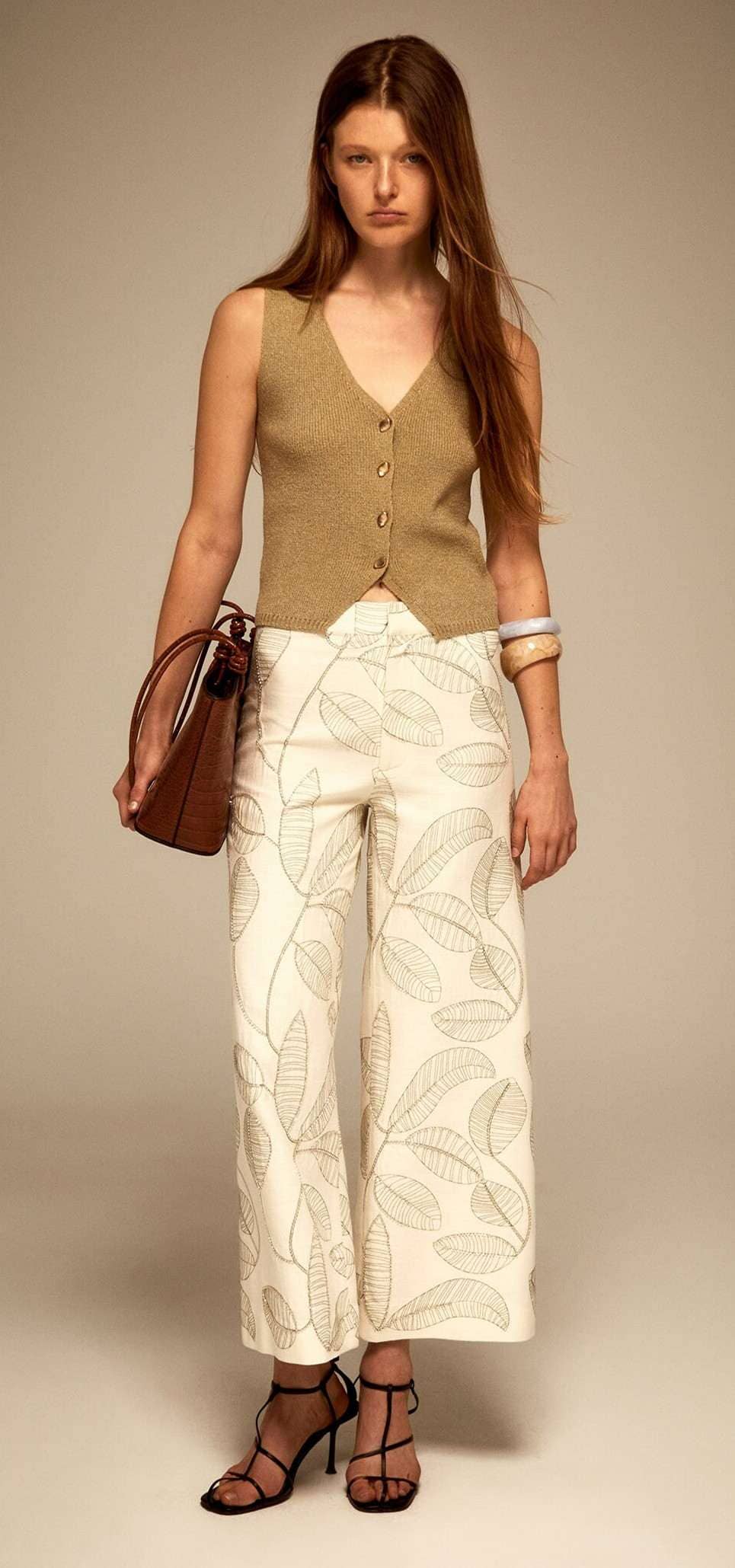 Pantalón bordado flores de Sfera