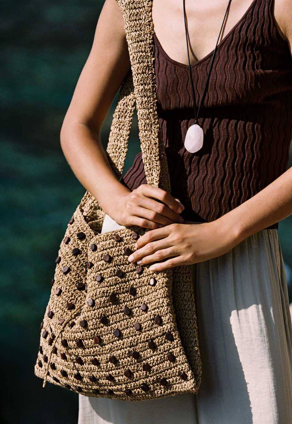 Shopper trenzado abalorios de Zara