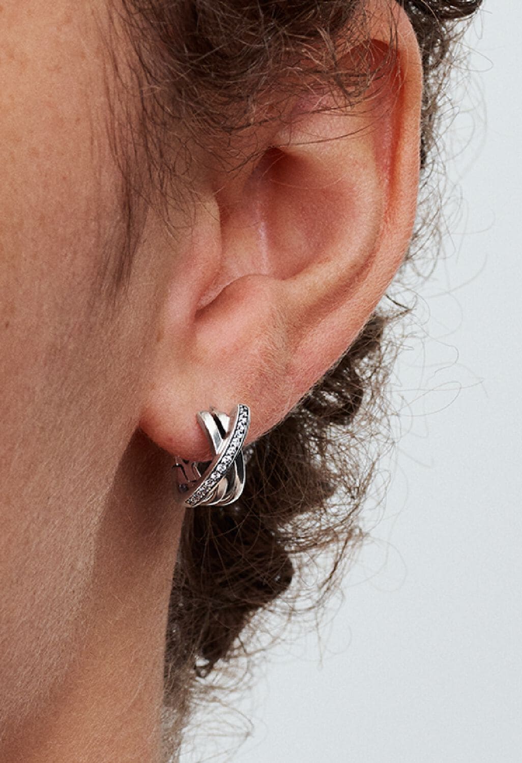 Los pendientes de aro Pavé Cruzado en plata de primera ley de Pandora