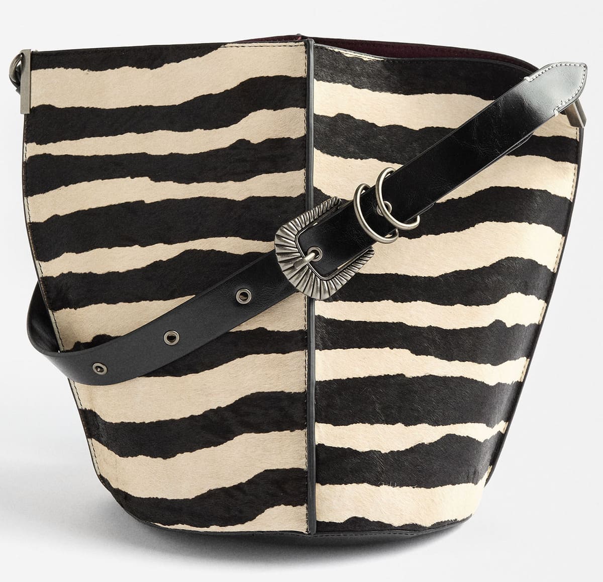 El bolso de hombro de piel en color blanco y negro de Parfois