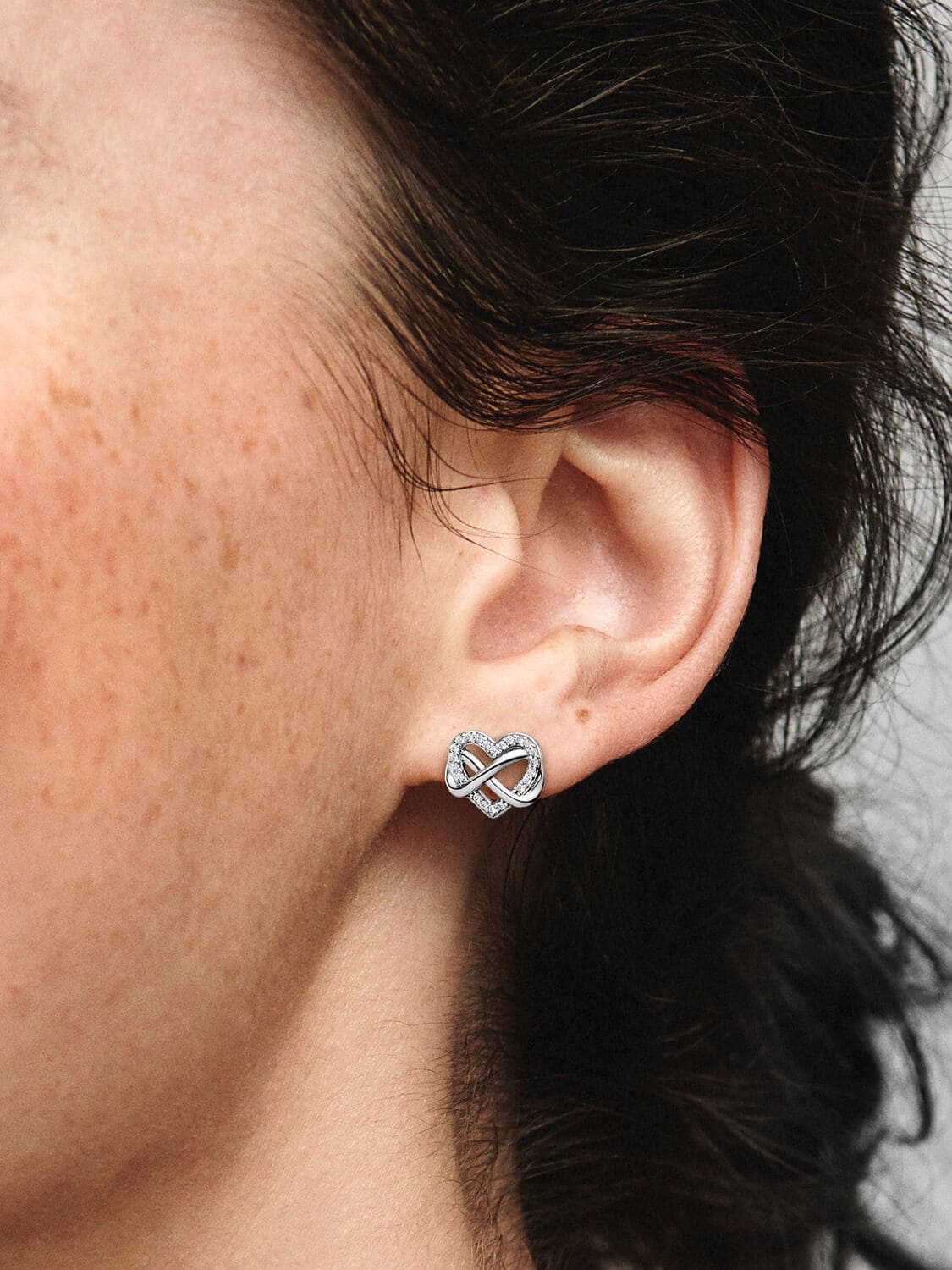 Los pendientes de botón Corazón Infinito Brillante en plata de primera ley de Pandora