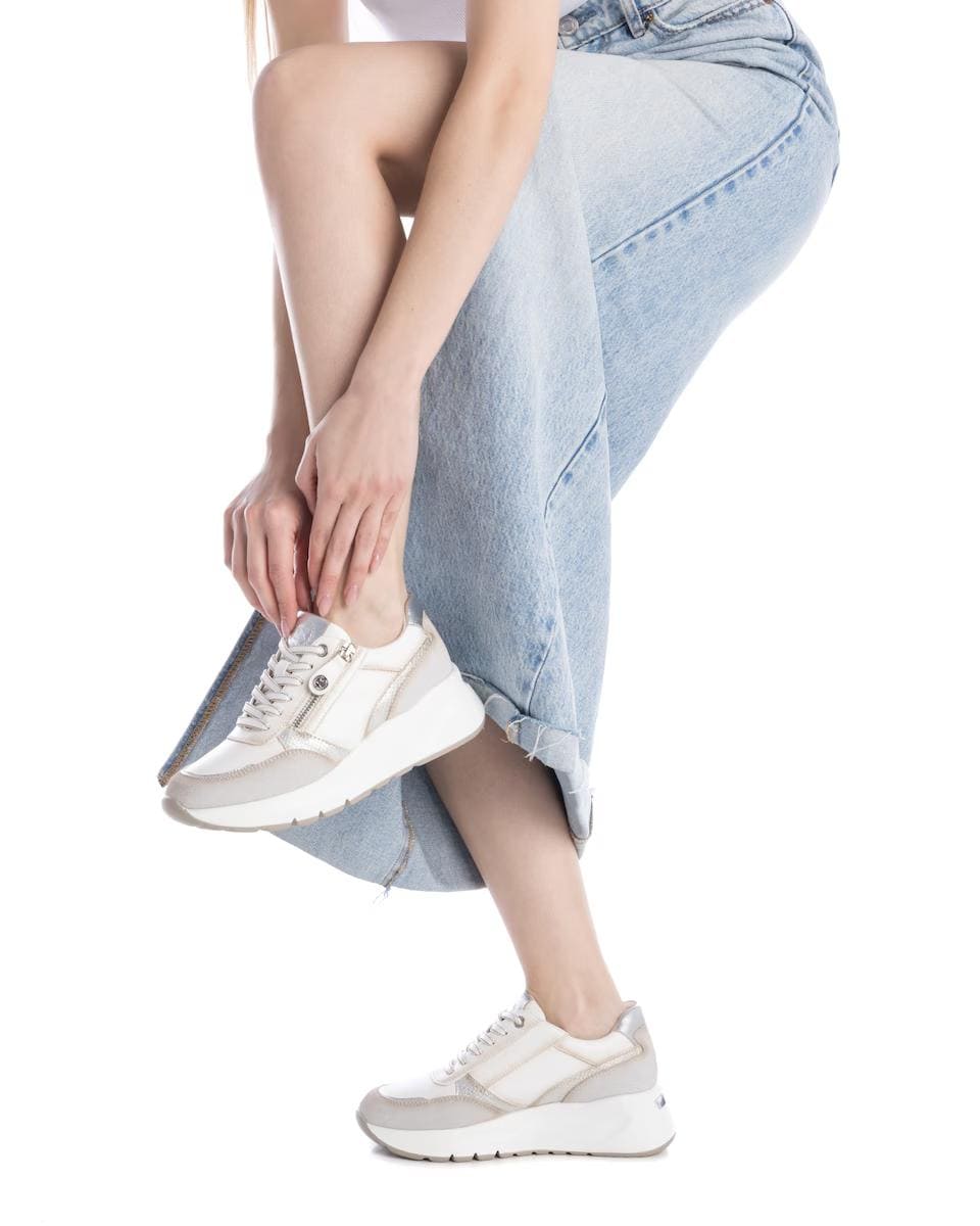 Zapatillas deportivas con cordones y cuña