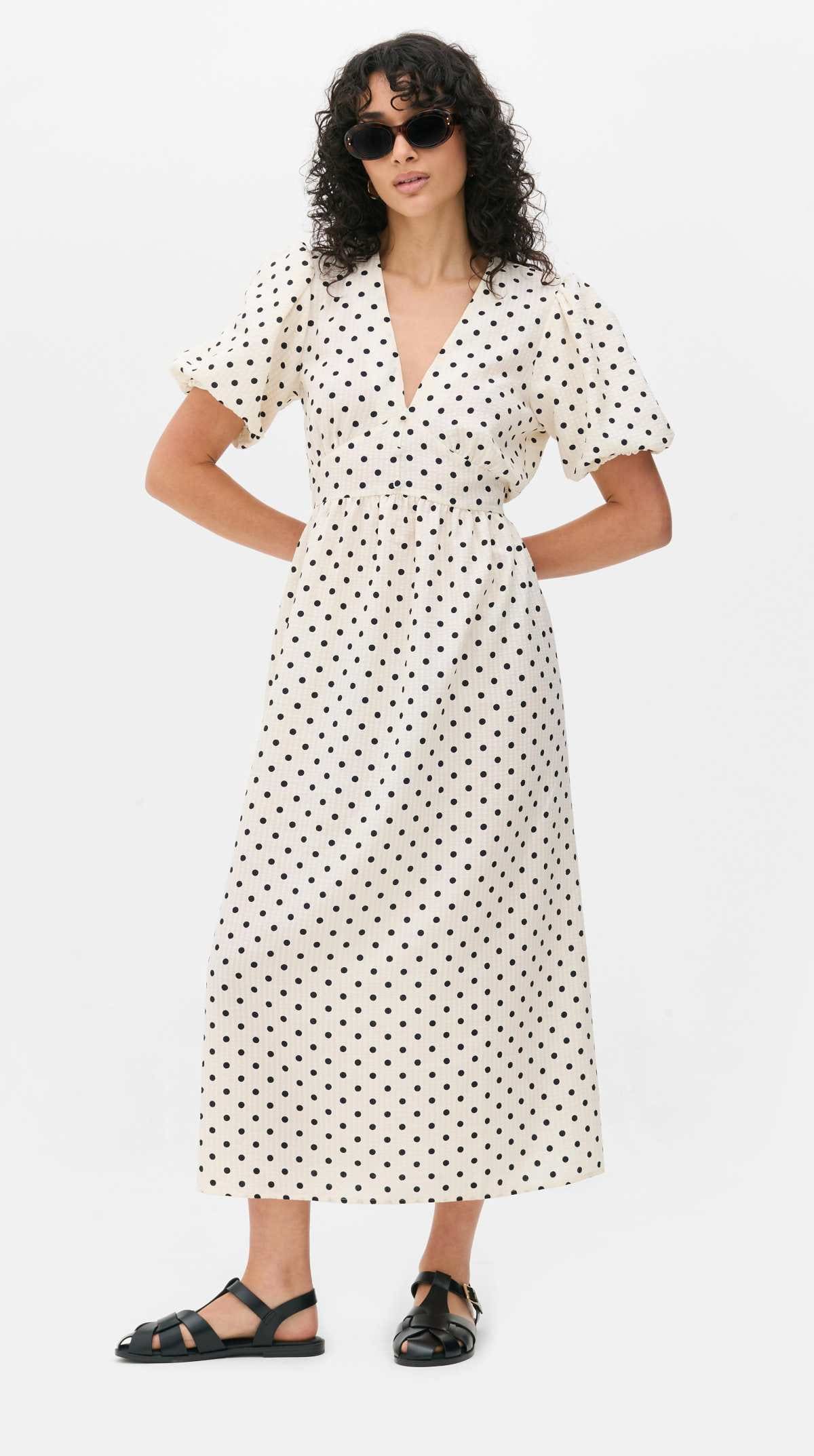 Vestido midi texturizado con botones