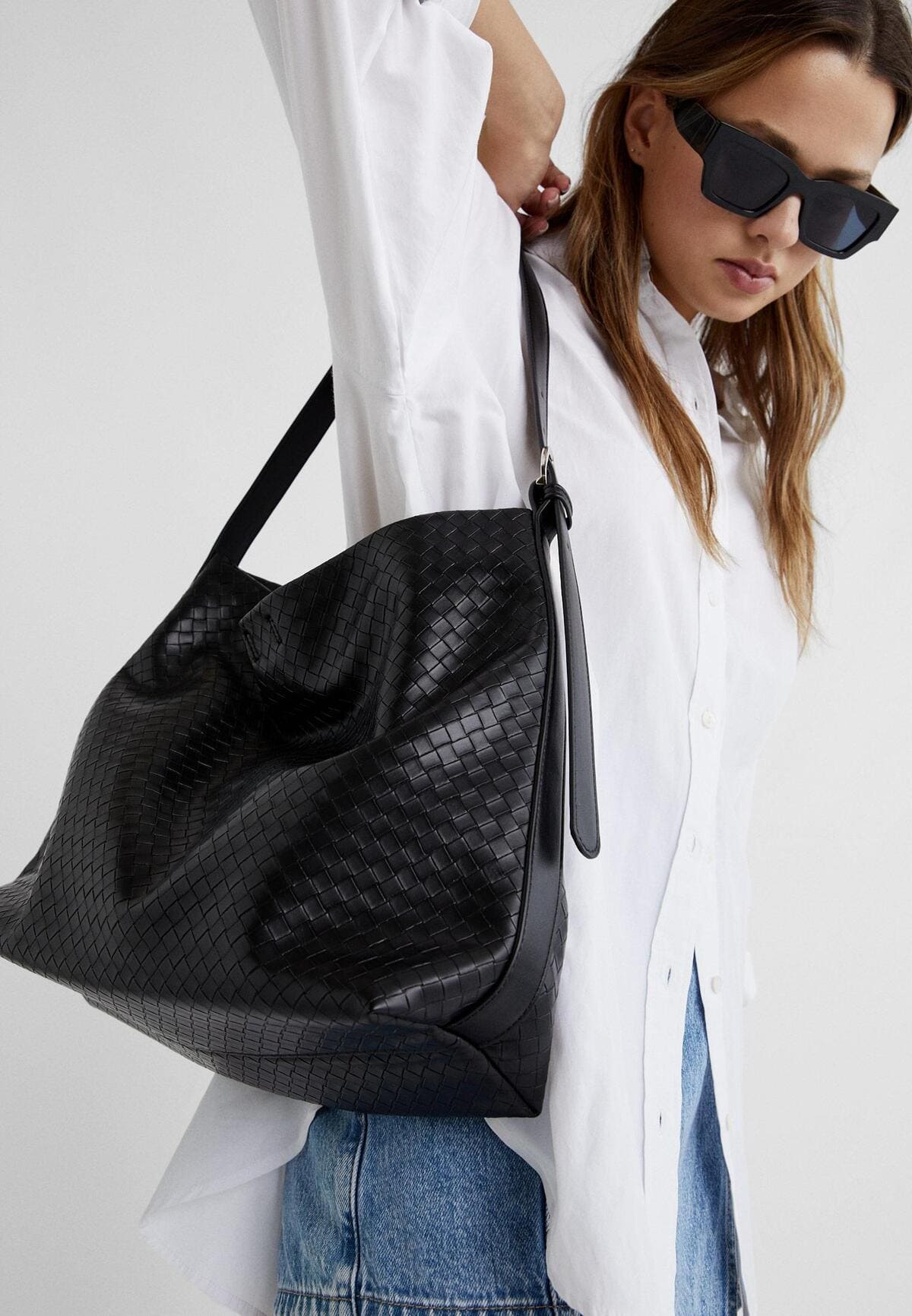 El bolso de hombro trenzado en color negro de Stradivarius