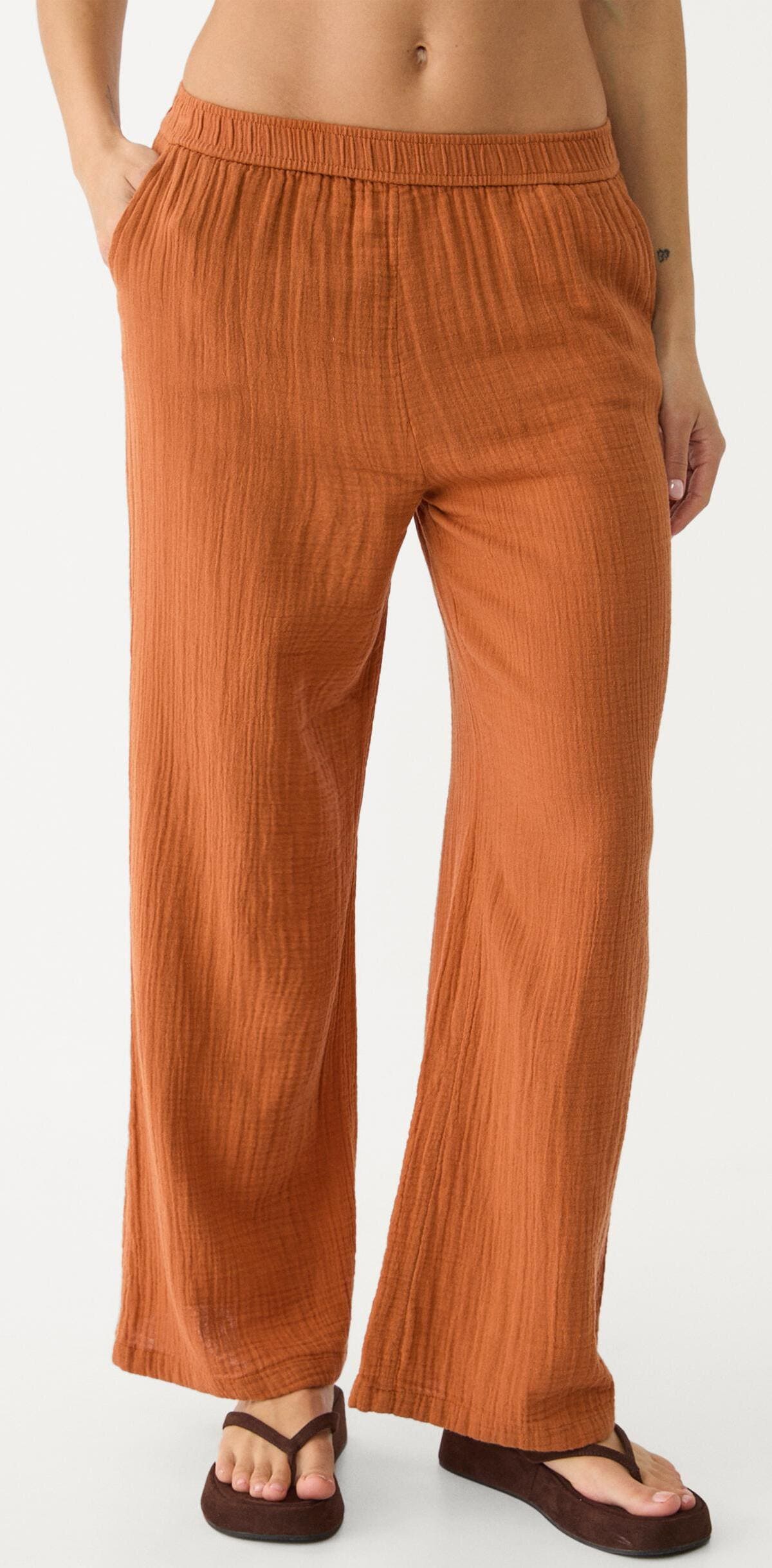El pantalón fluido con cintura elástica en color camel claro de Stradivarius