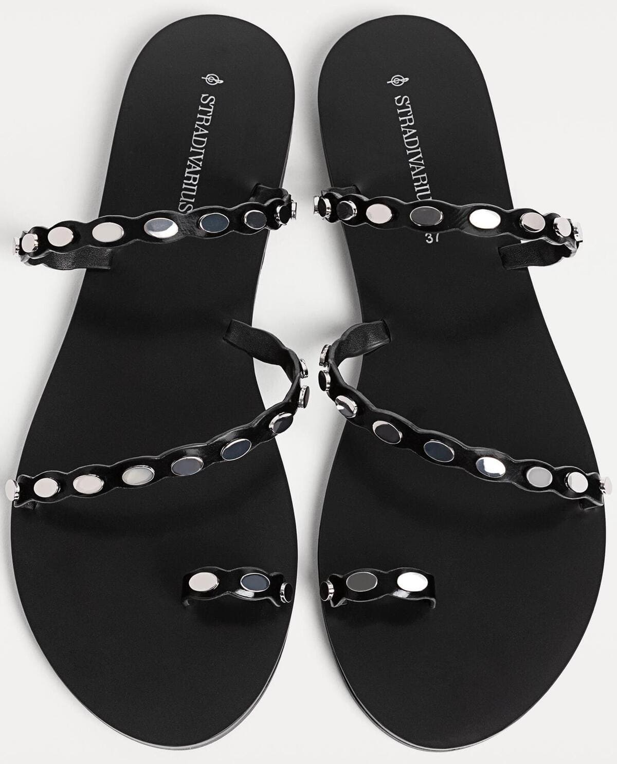 Las sandalias planas con tachas en color negro de Stradivarius
