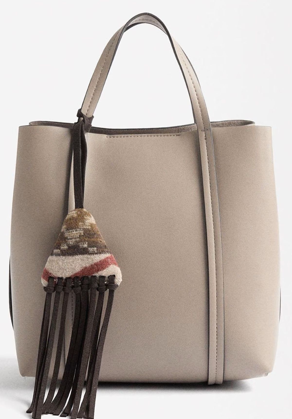 Bolso de mano estilo tote convertible a bandolera con colgante decorativo de flecos y cierre de imán Parfois de El Corte Inglés