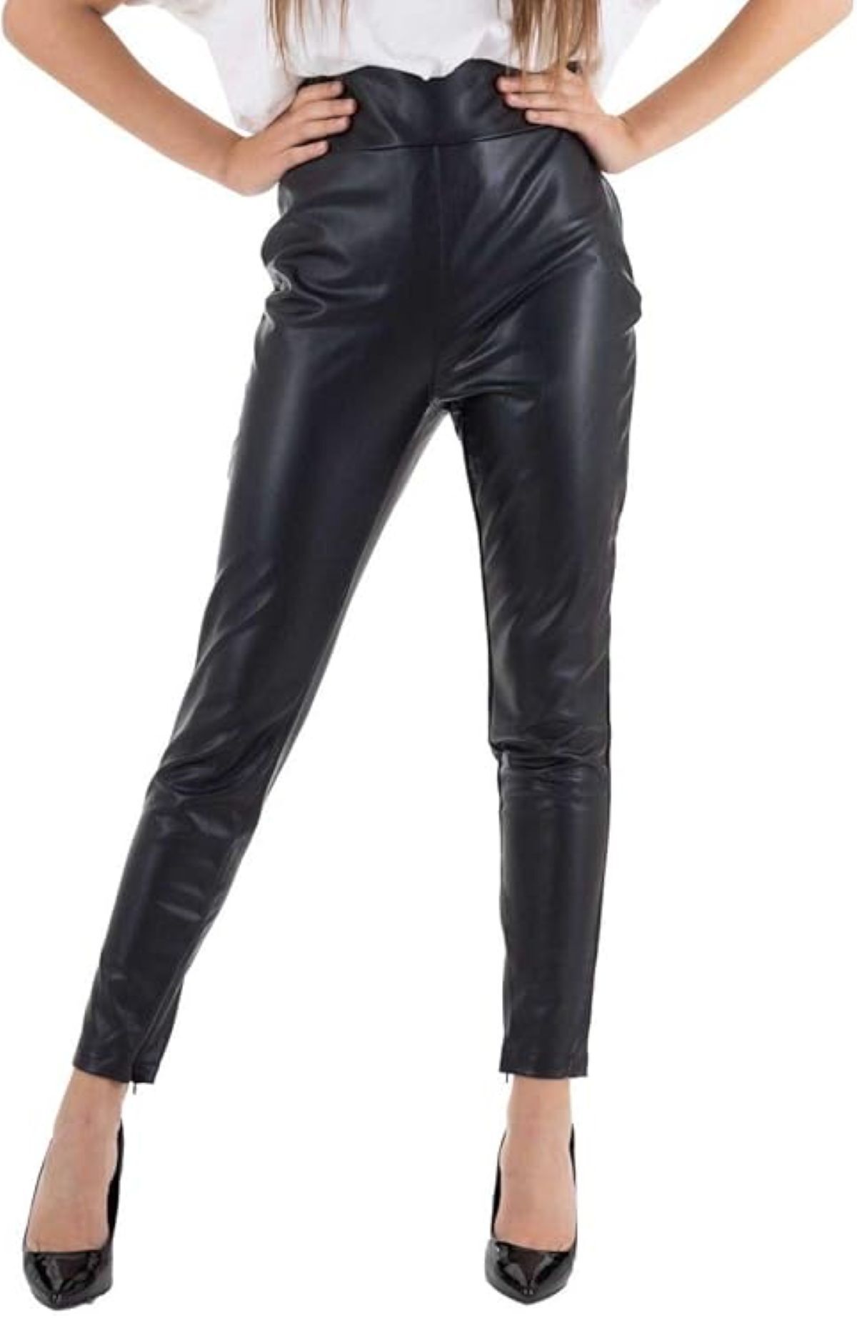 Pantalón efecto cuero Guess de Amazon