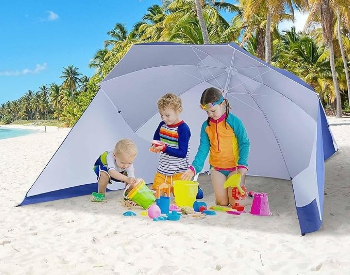 Sombrilla de playa con paredes laterales Outsunny de Amazon