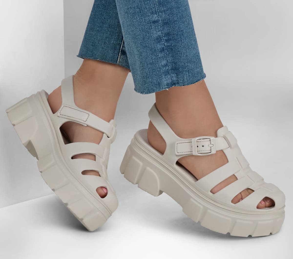 Las sandalias con plataforma Foamies: Cher - Headliner en color blanco de Skechers